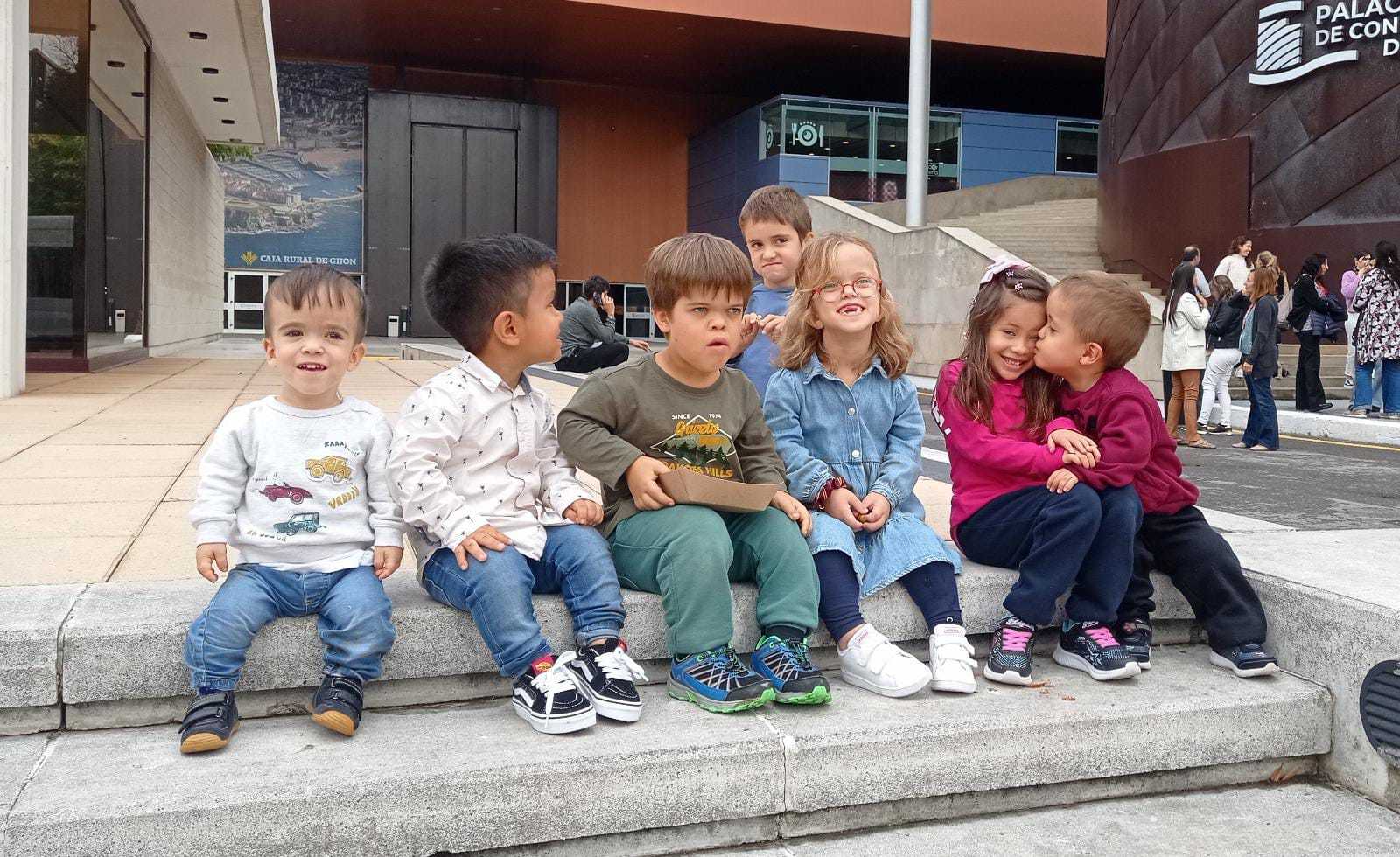 Imagen de varios de los niños con de la Fundación ALPE Acondroplasia.