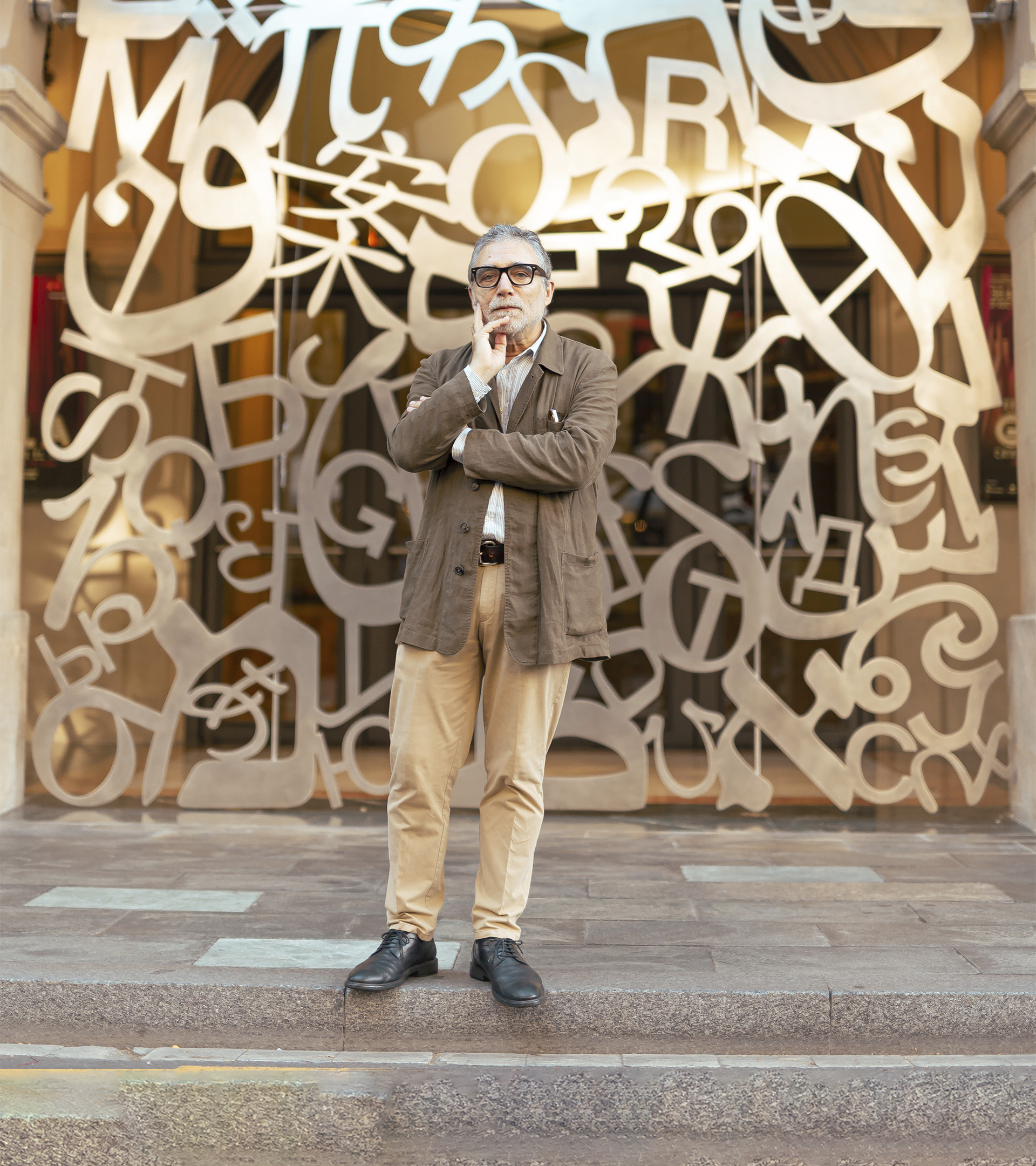 El escultor cataln Jaume Plensa, frente a las nuevas puertas 'Constelaciones' del Liceu.