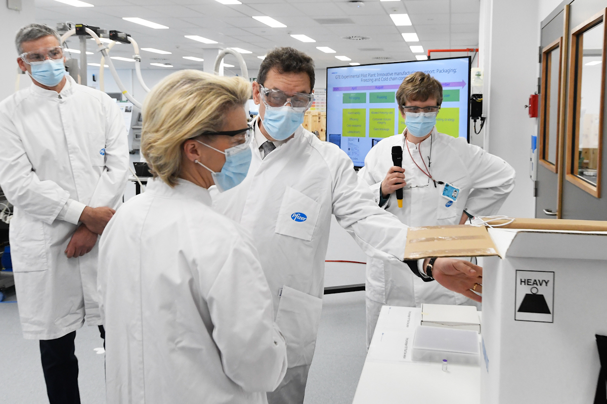 Ursula Von der Leyen y el CEO de Pfizer, Albert Boula, visitan la fábrica en Puurs (Bélgica) donde se hizo la vacuna anti-Covid en Europa, en 2021.