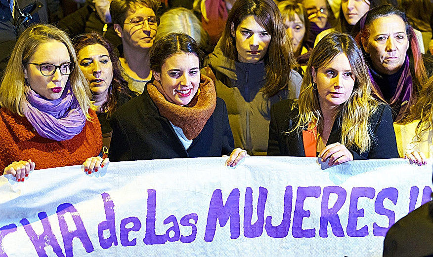 Irene Montero y otras dirigentes de Podemos, en una manifestación feminista.
