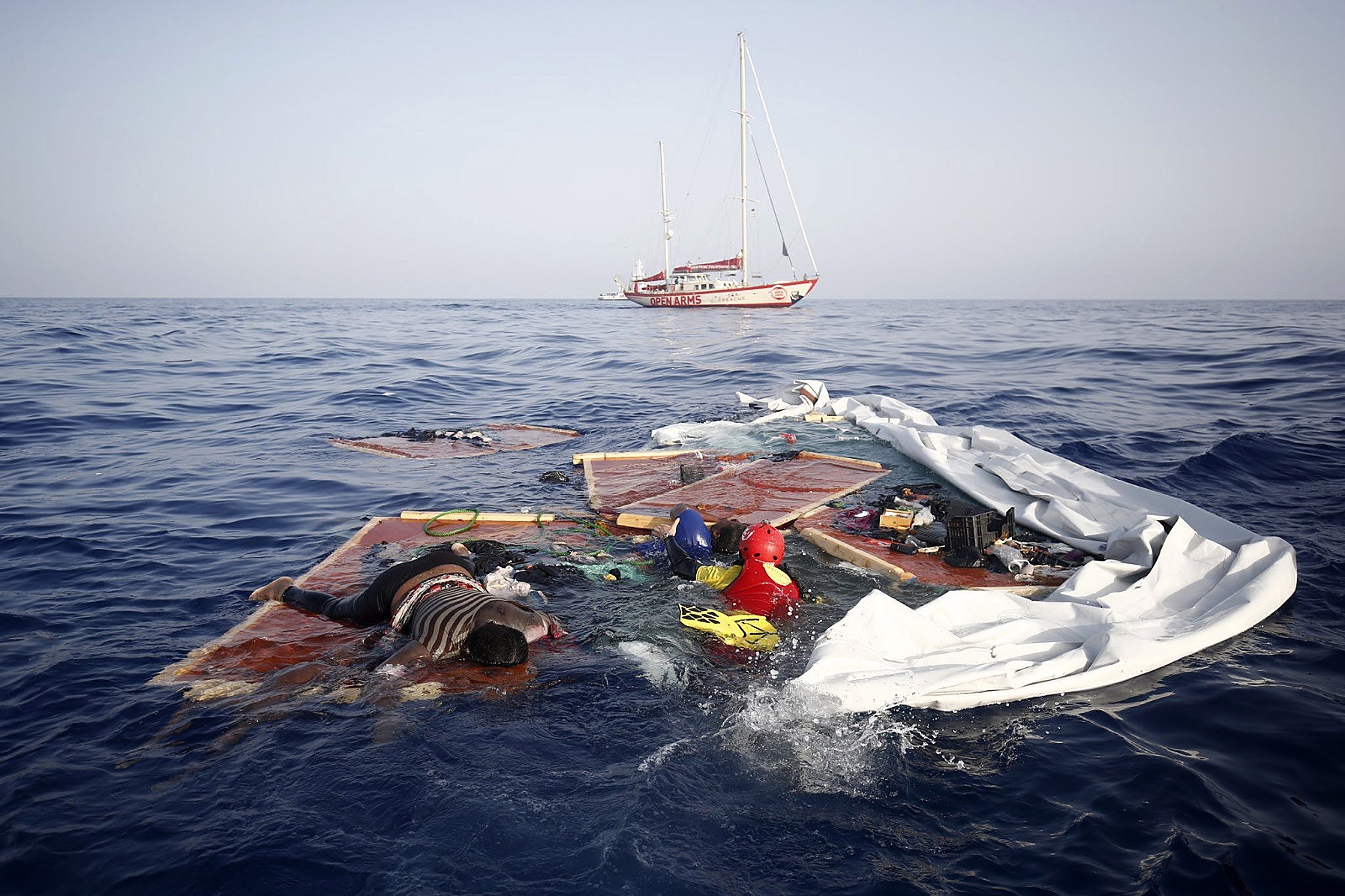 Naufragio de una embarcacin llena de inmigrantes en la costa de Libia.