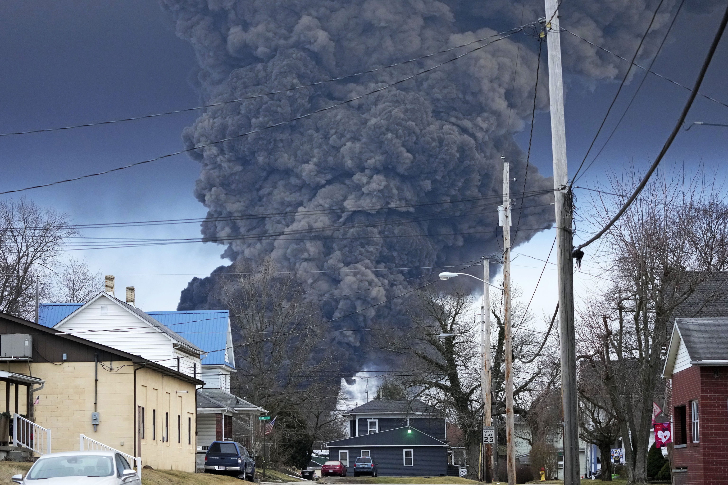 Columna de humo sobre East Palestine, Ohio, tras la explosin controlada del da 6 de febrero.