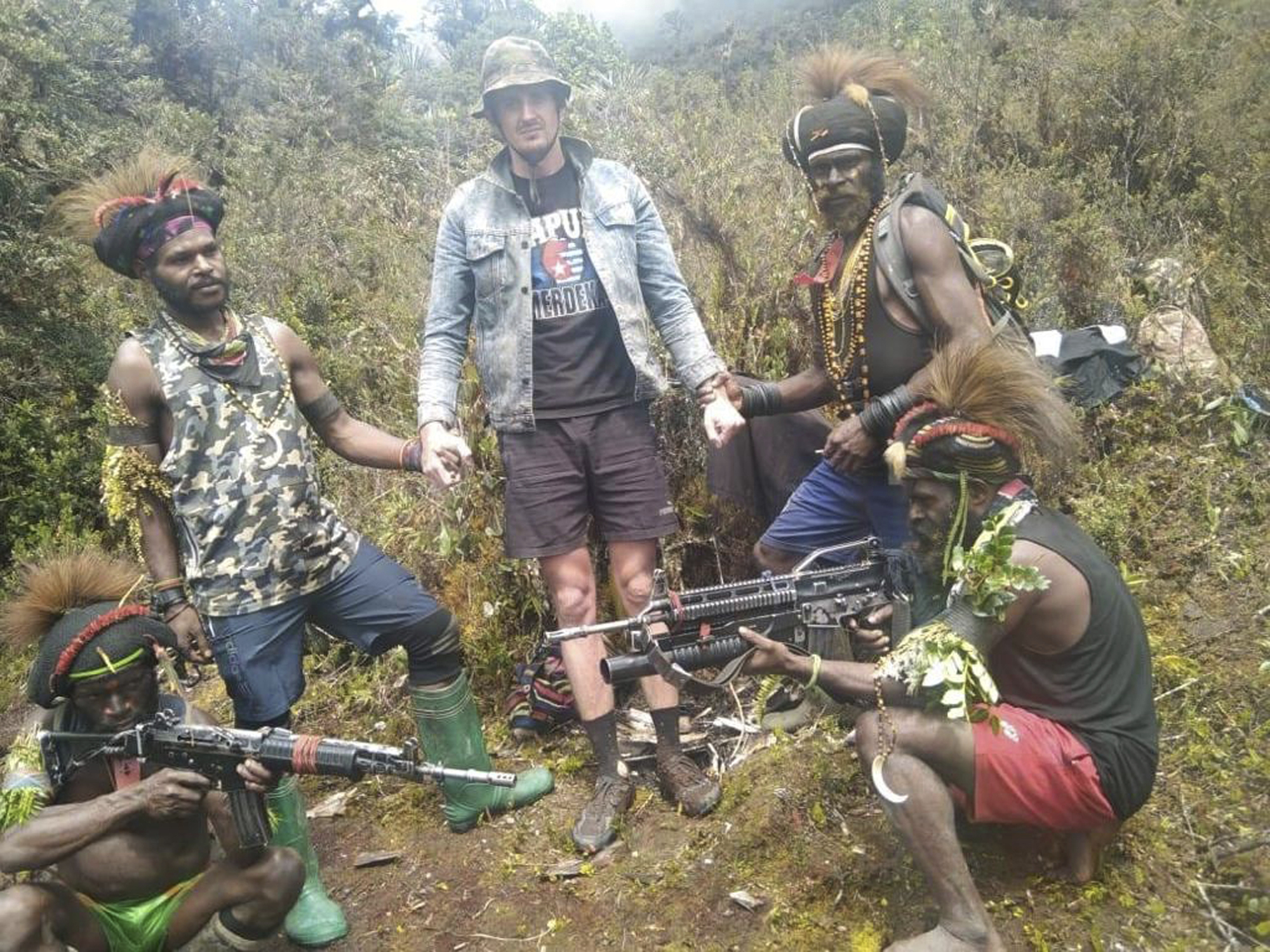 Separatistas de Papúa armados con arcos y flechas secuestran a un piloto neozelandés