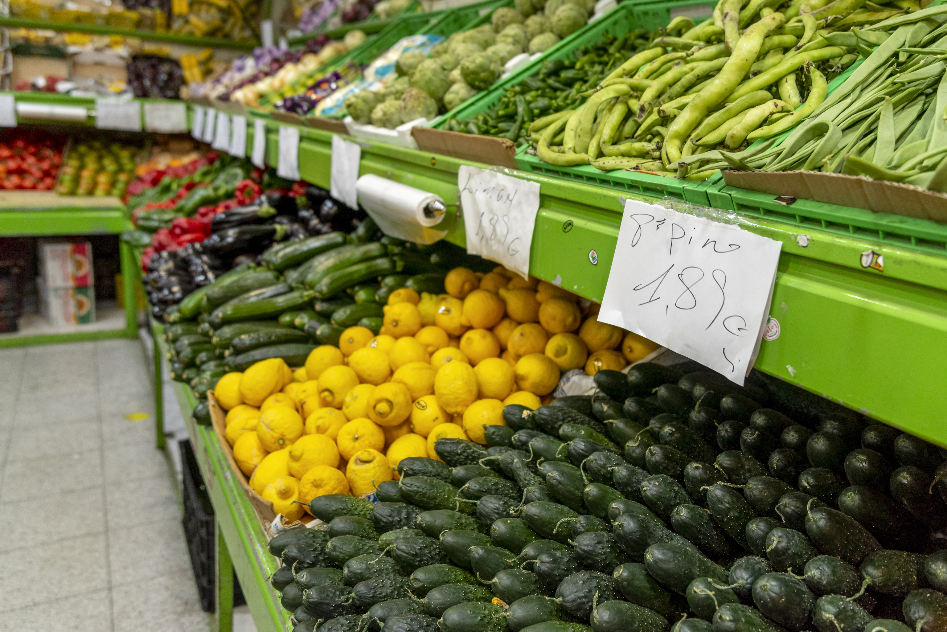 Vista de los precios de la fruta en una tienda de Toledo este mircoles