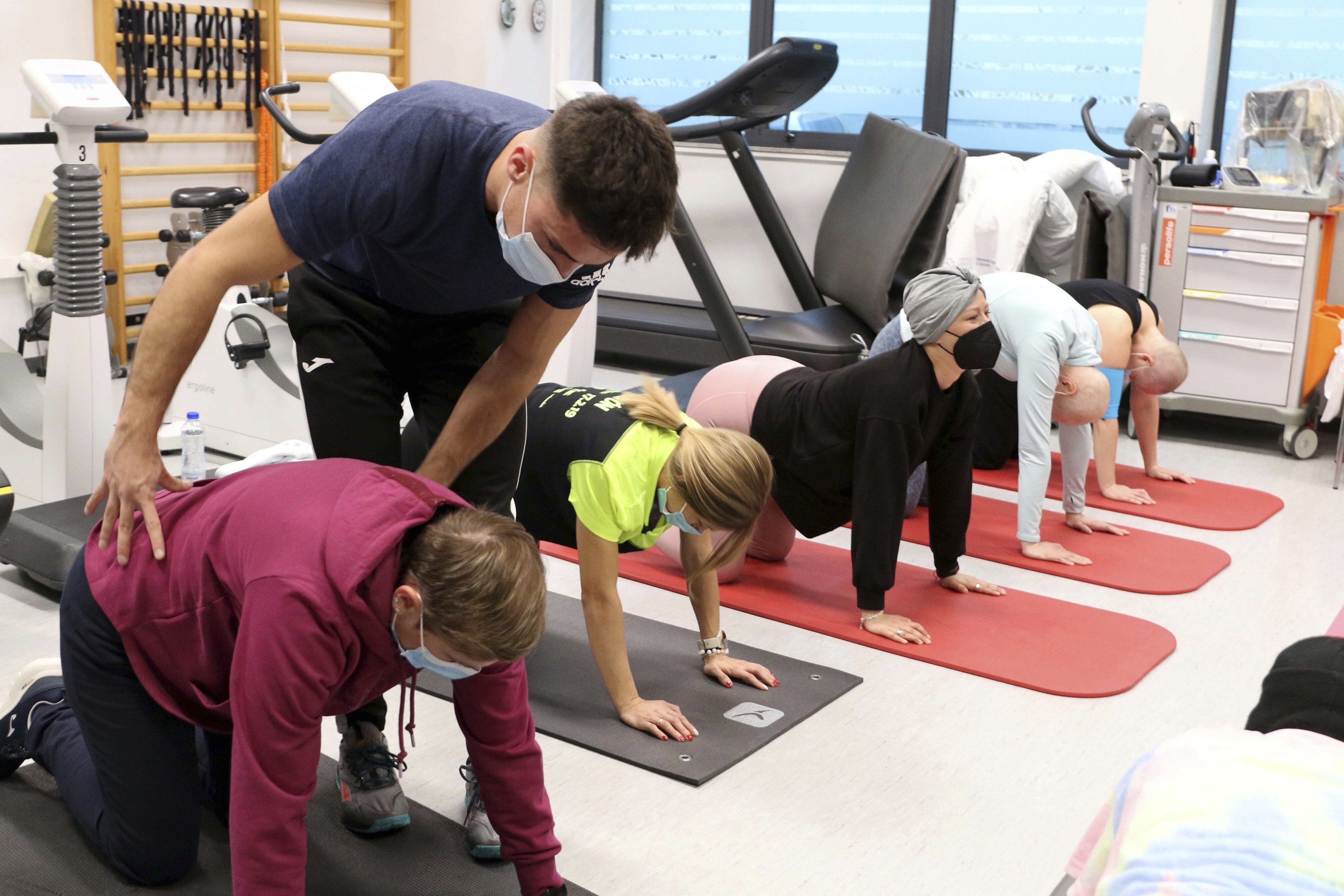 Las pacientes del programa ReCo realizan el ejercicio supervisadas por el fisioteraputa.