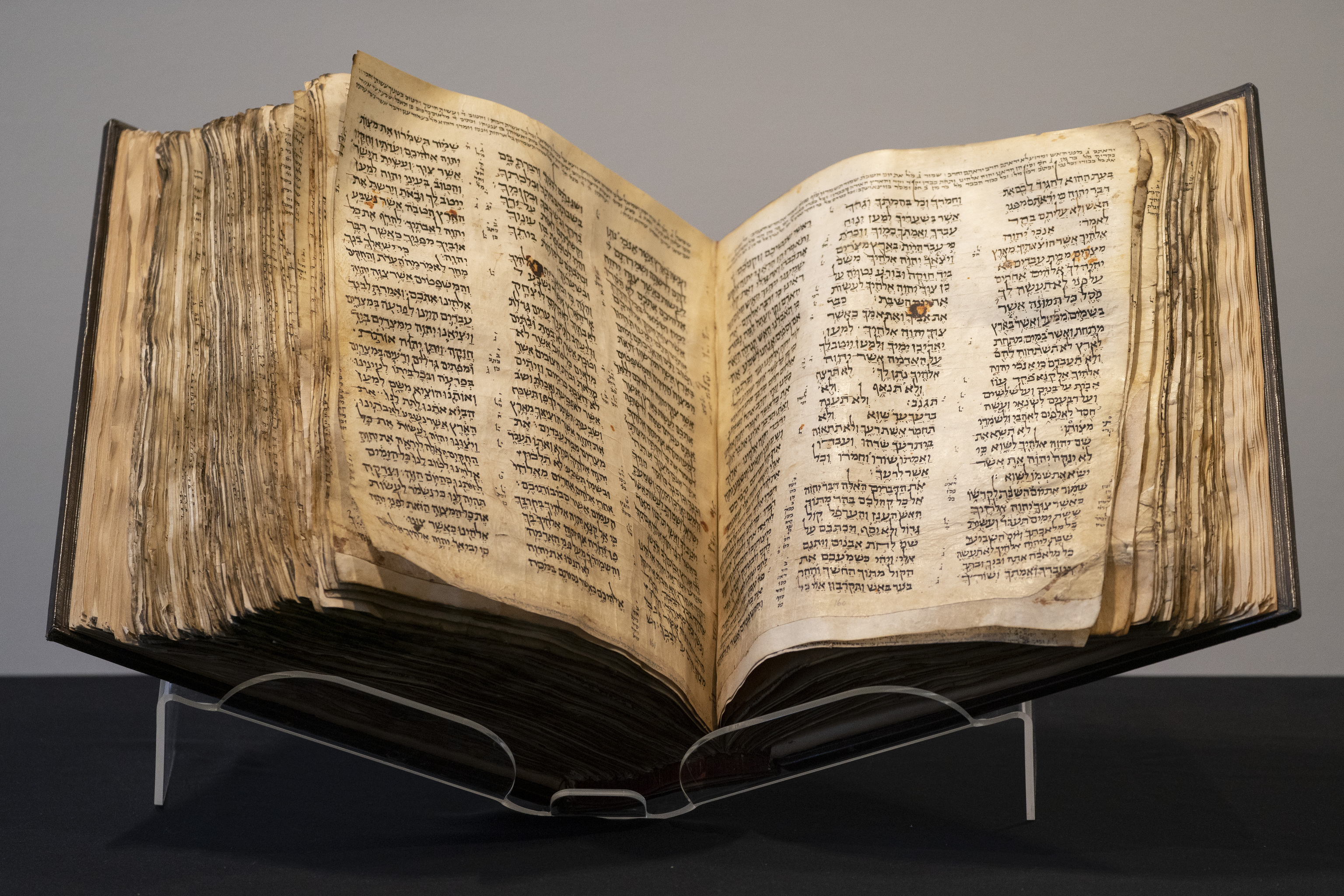 La biblia hebrea más antigua del mundo, de más de 1.000 años, será  subastada por hasta 50 millones de dólares | Literatura