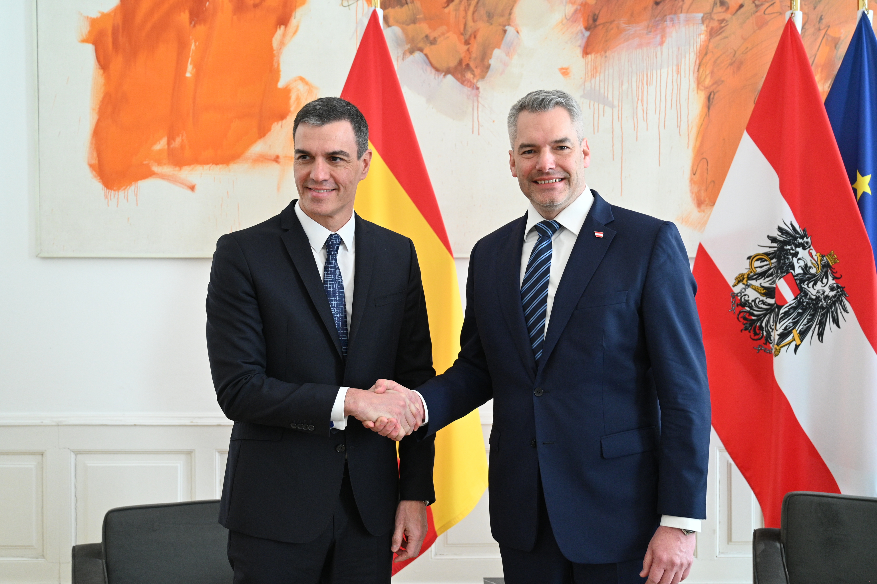 Pedro Sánchez, con el canciller federal de la República de Austria, Karl Nehammer, este jueves en Viena.
