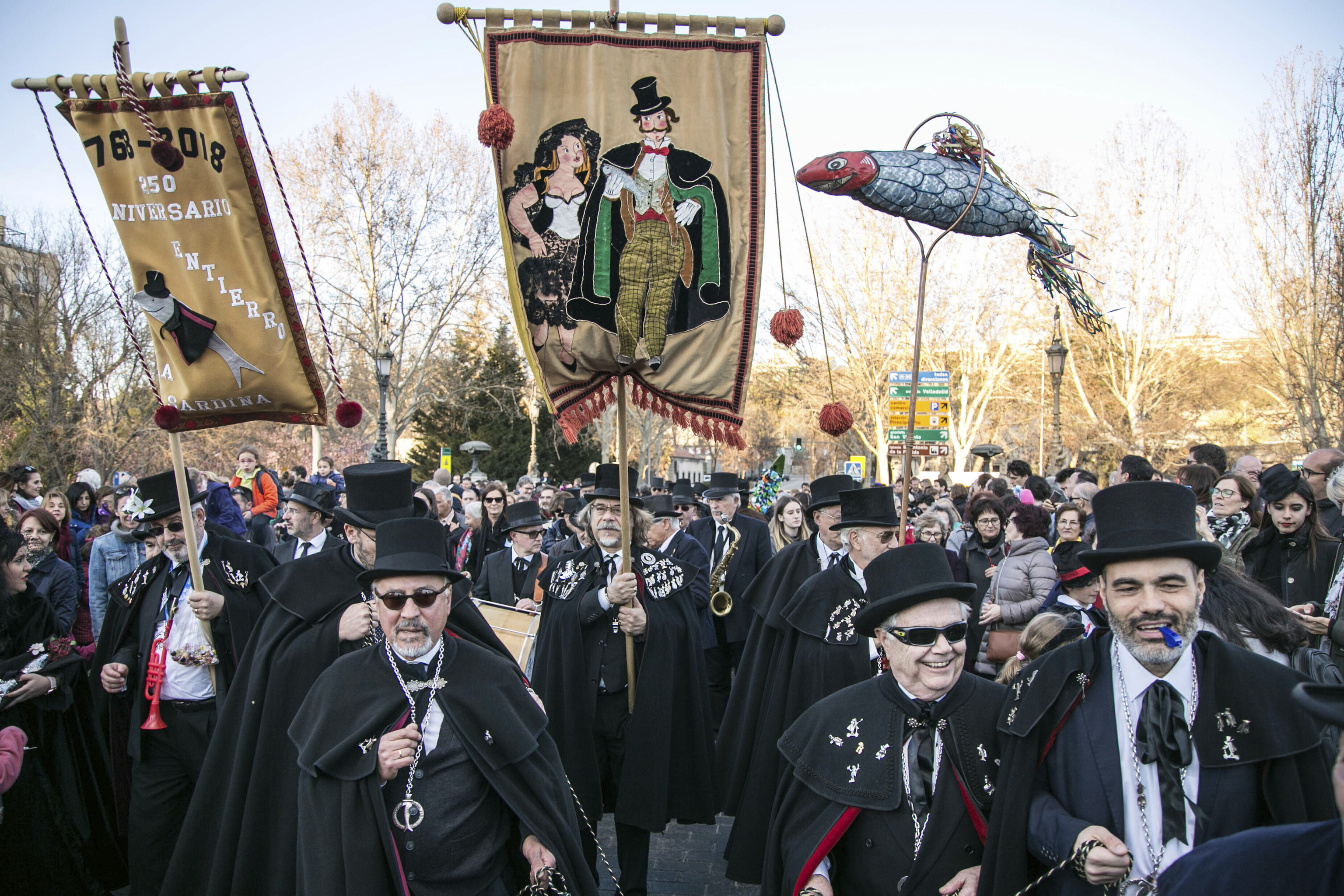 Cofrades del entierro de la sardina procesionan por las calles de Madrid.