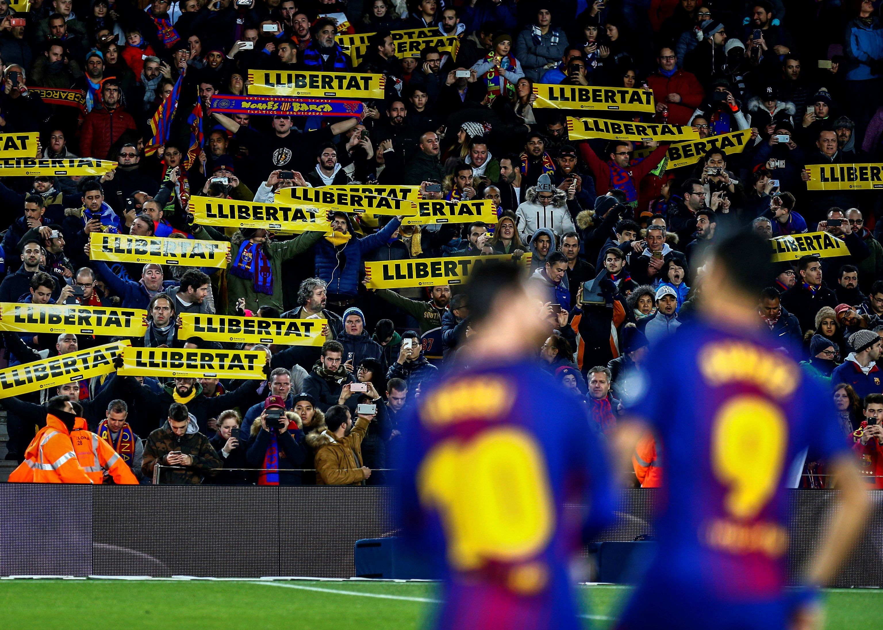 Messi y Suárez con aficionados del Barça protestando a favor de la libertad de los políticos presos.