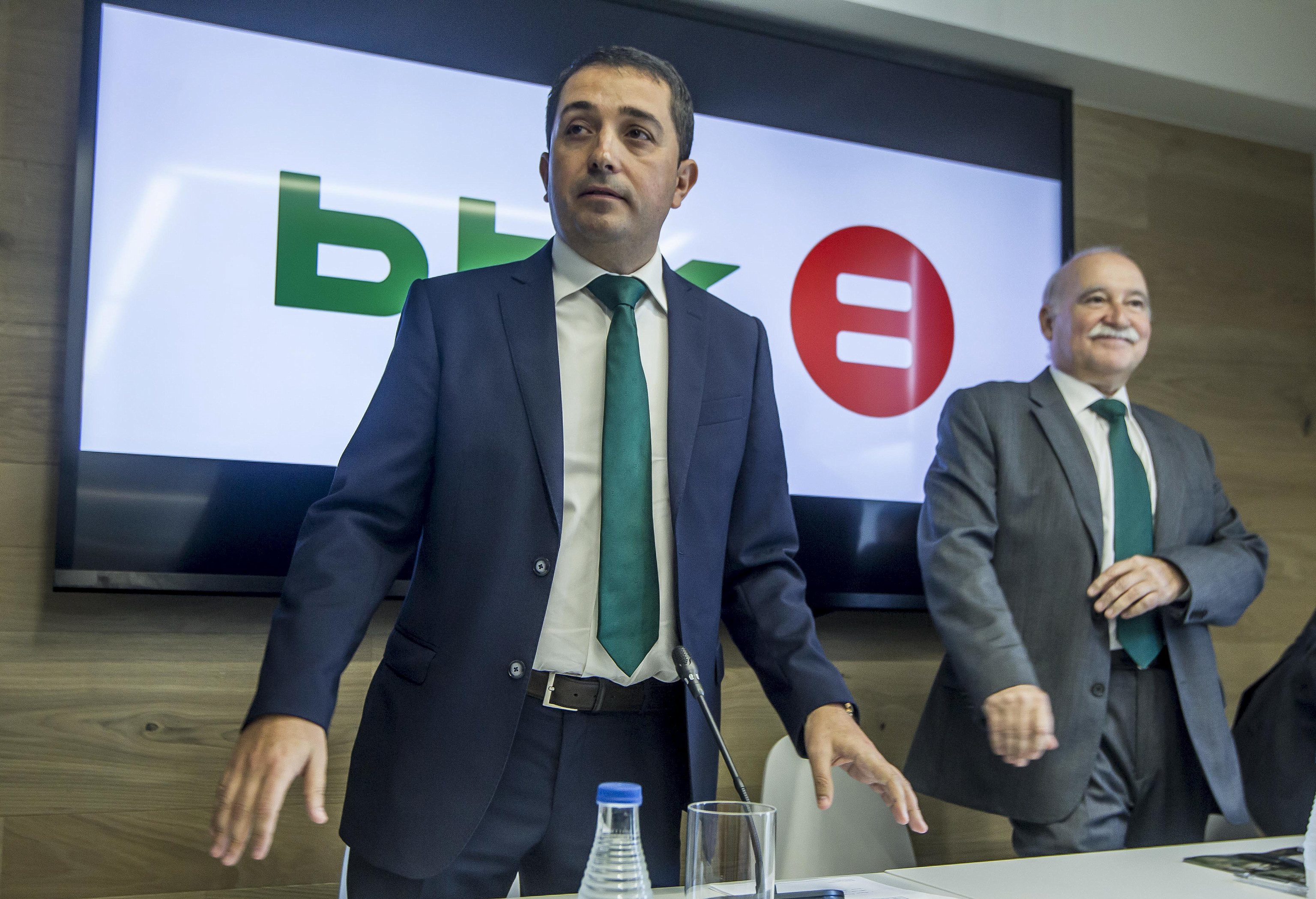 El presidente de la BBK Xabier Sagredo junto al director general Gorka Martnez en una comparecencia pblica.