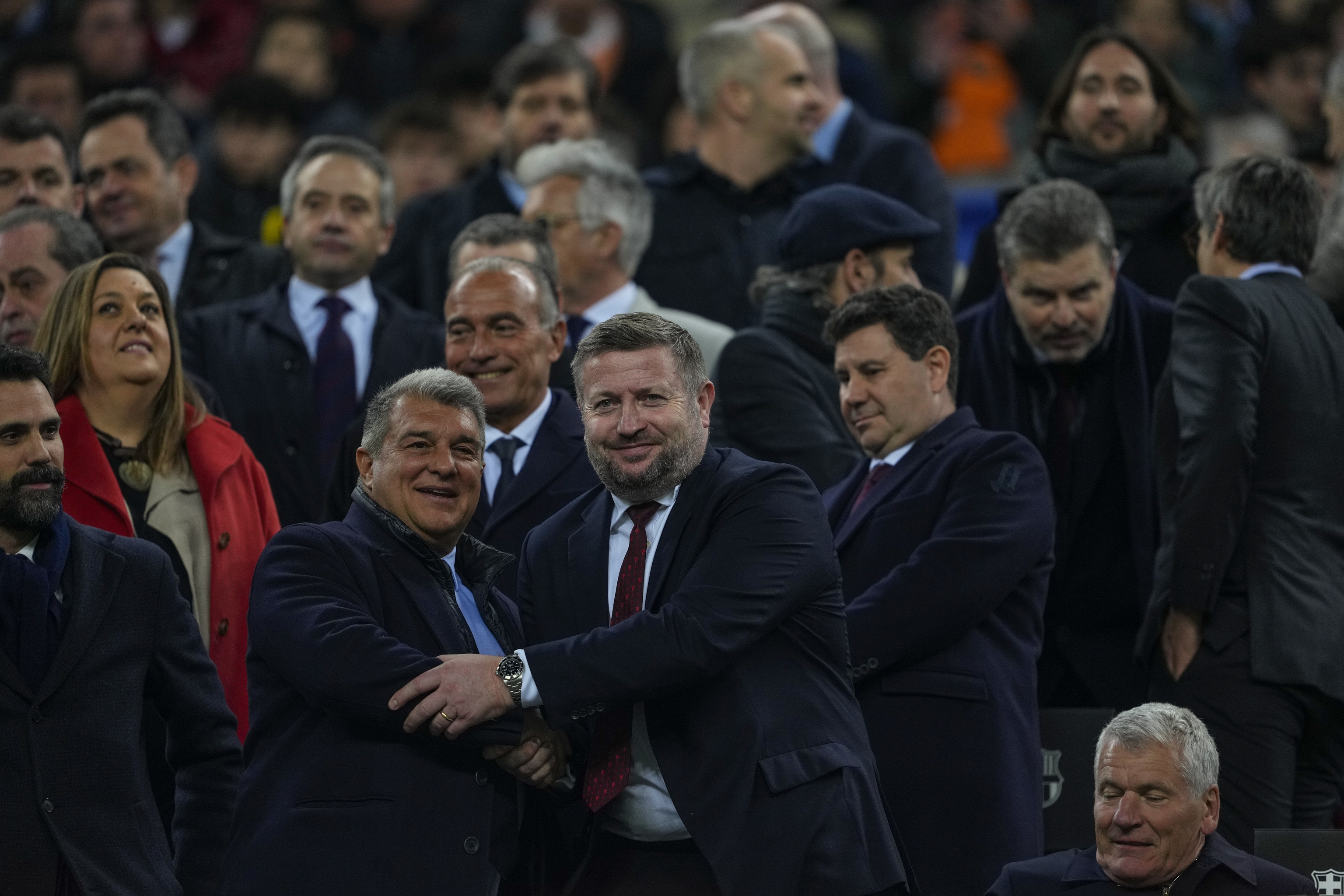 Joan Laporta saluda al director ejecutivo del Manchester United, Richard Arnold.