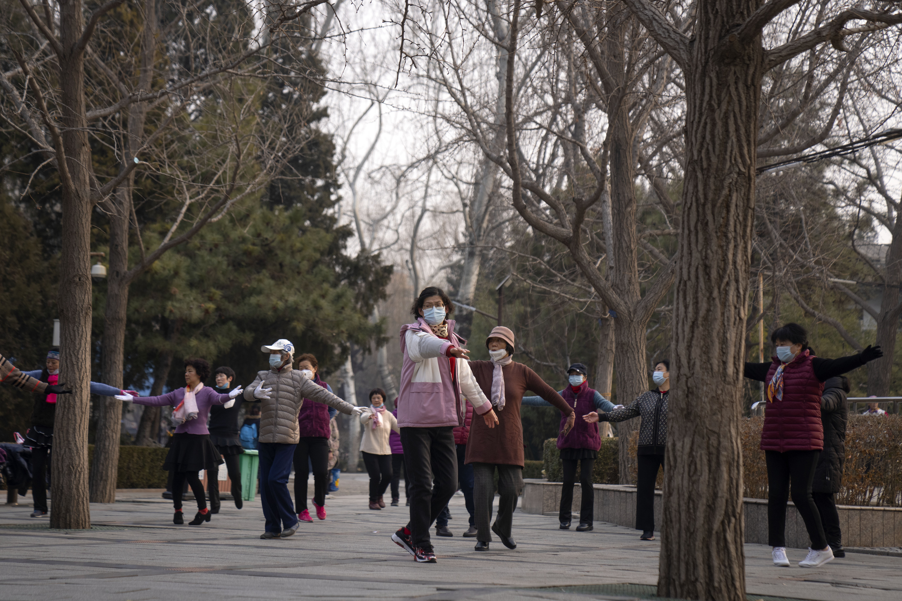 Un grupo de mujeres baila en un parque de Pekn.