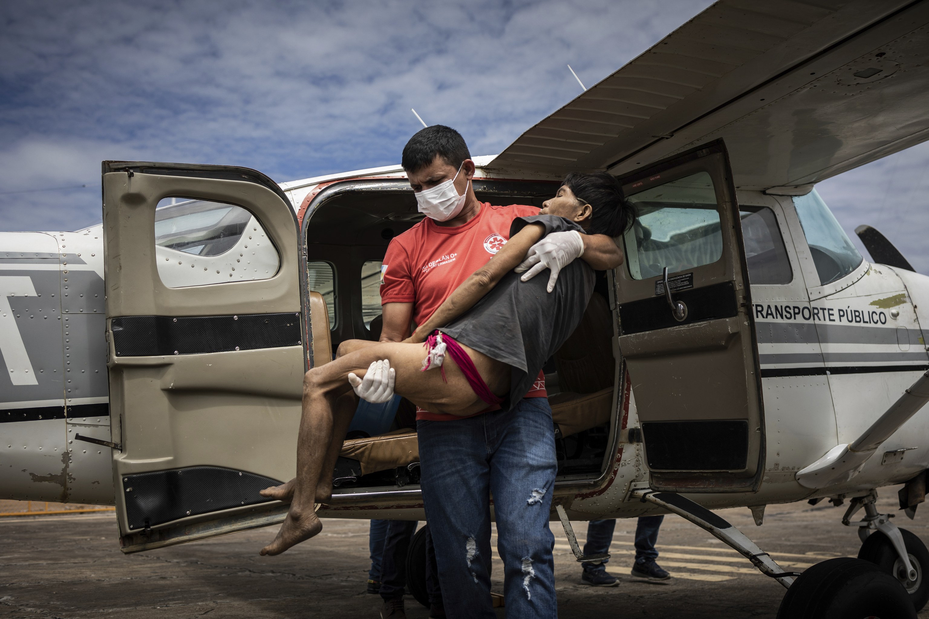 Una mujer yanomami desnutrida recibe ayuda en el aeropuerto de Boa Vista.