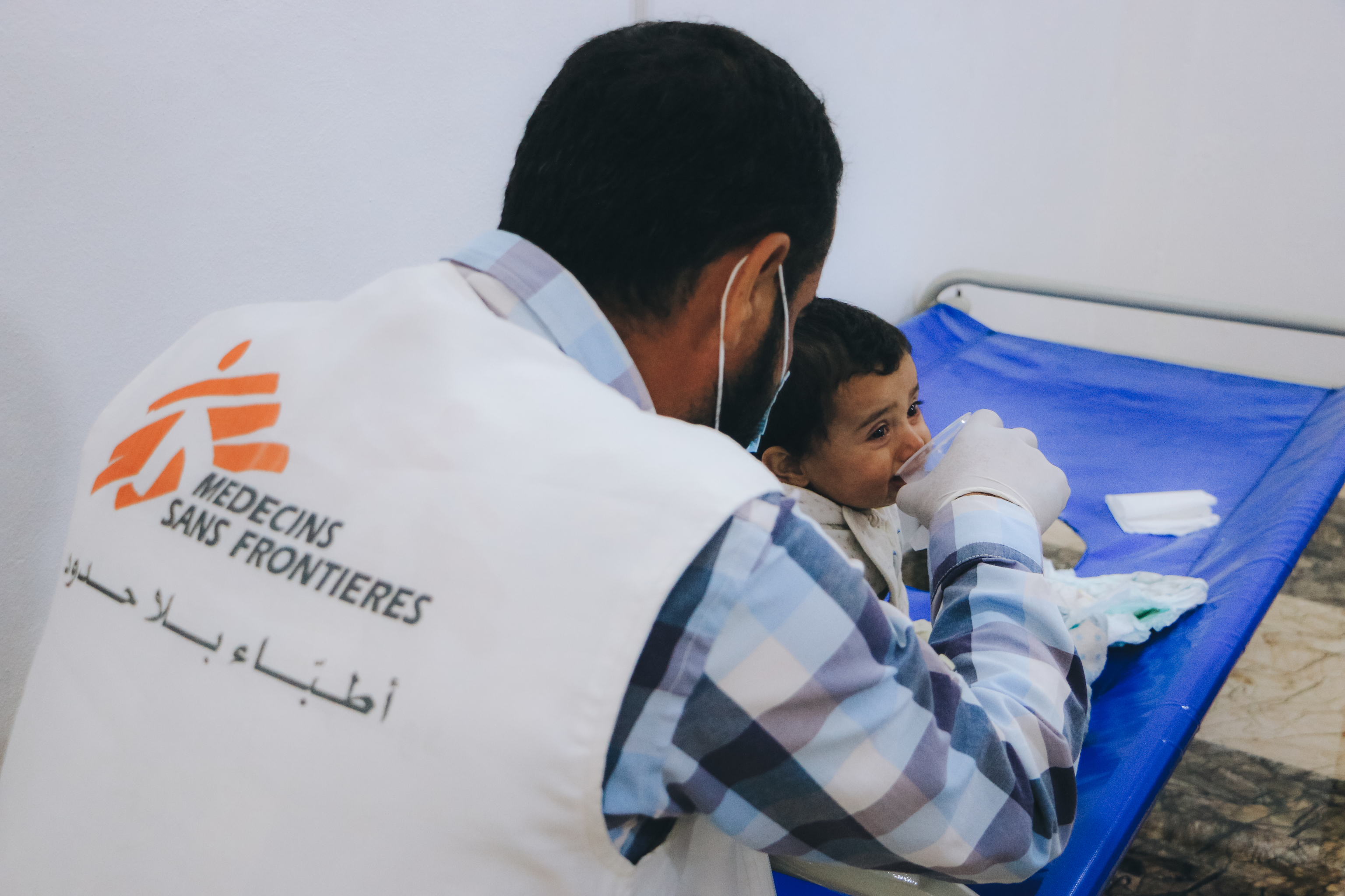 Un nio recibe un tratamiento de rehidratacin oral contra el clera en Siria.