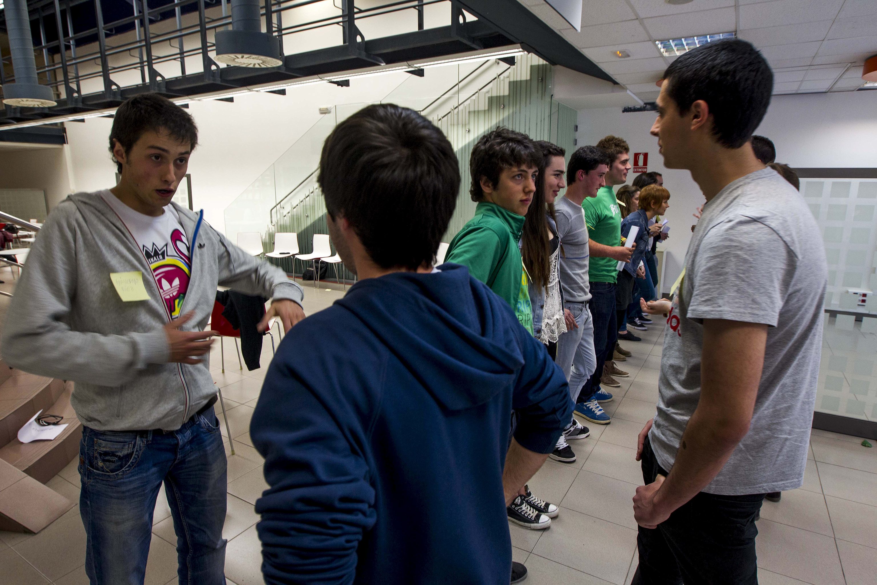 Varios jvenes participan en Bilbao en un proceso de seleccin para un campus de liderazgo en la universidad de Mondragn.