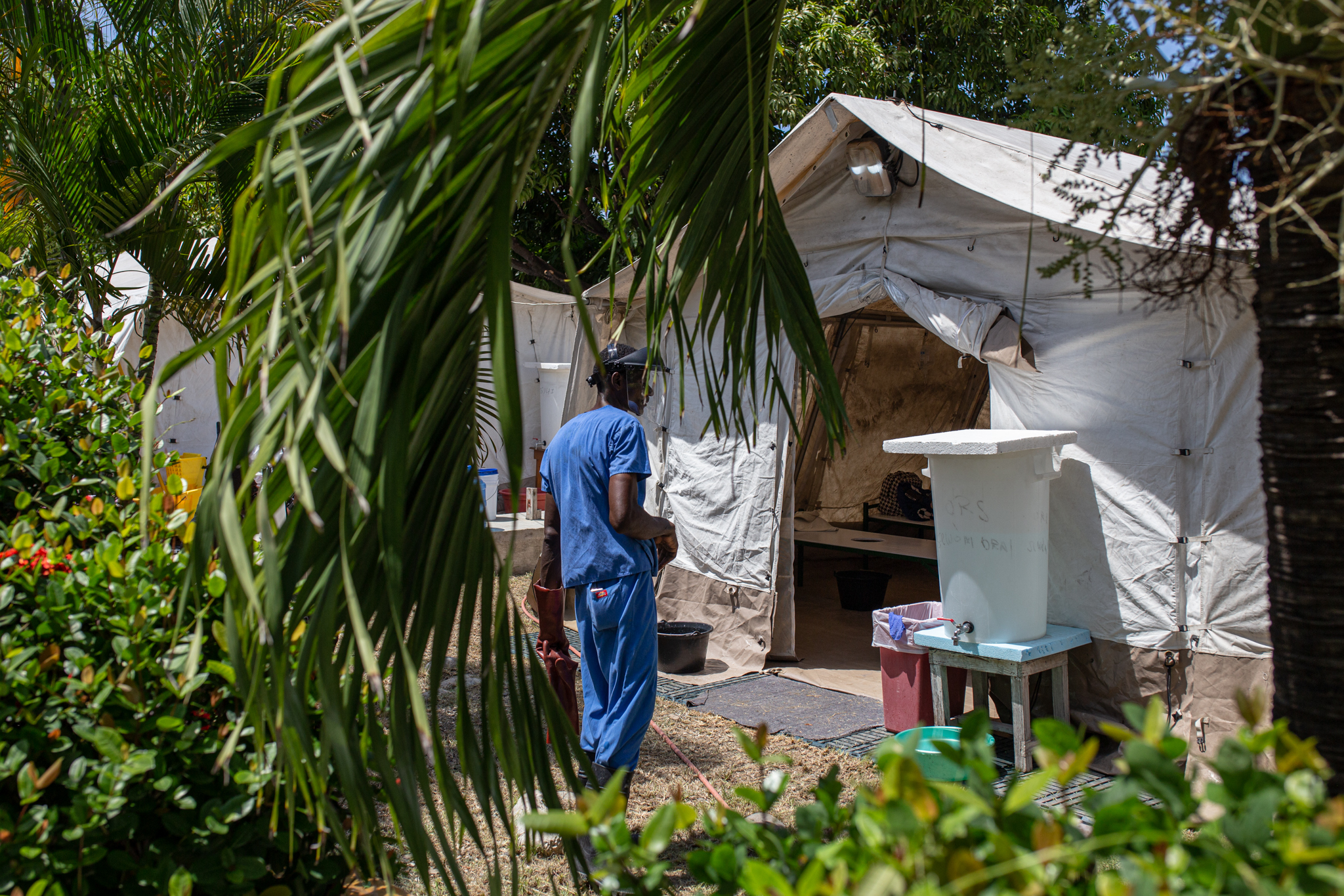 Un trabajador comprueba la disponibilidad de agua clorada en Haití.