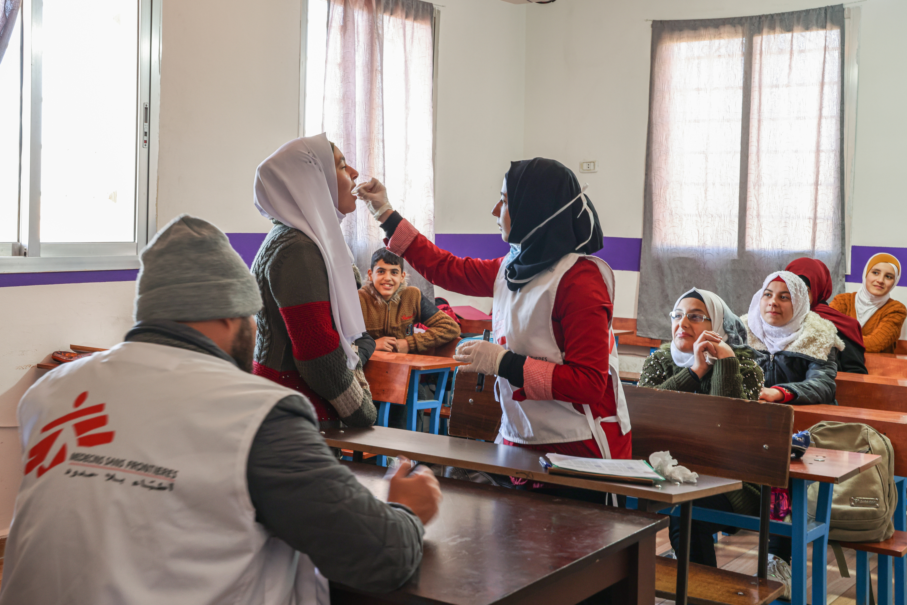 Sanitarios administran una vacuna oral contra el cólera en Líbano.