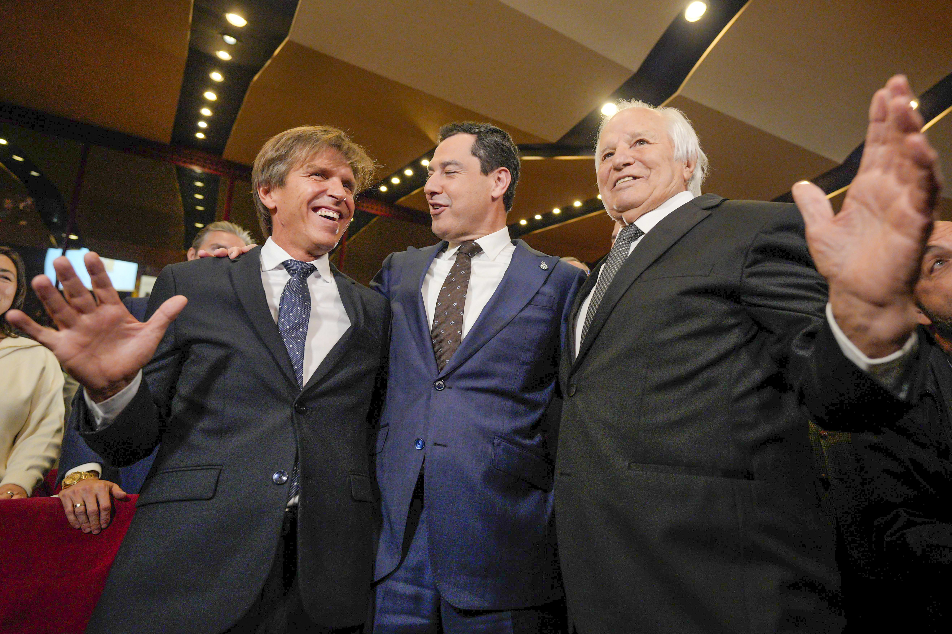 Manuel Bentez, El Cordobs, junto al presidente de la Junta, y a su hijo, Manuel Daz, en un encuentro reciente.