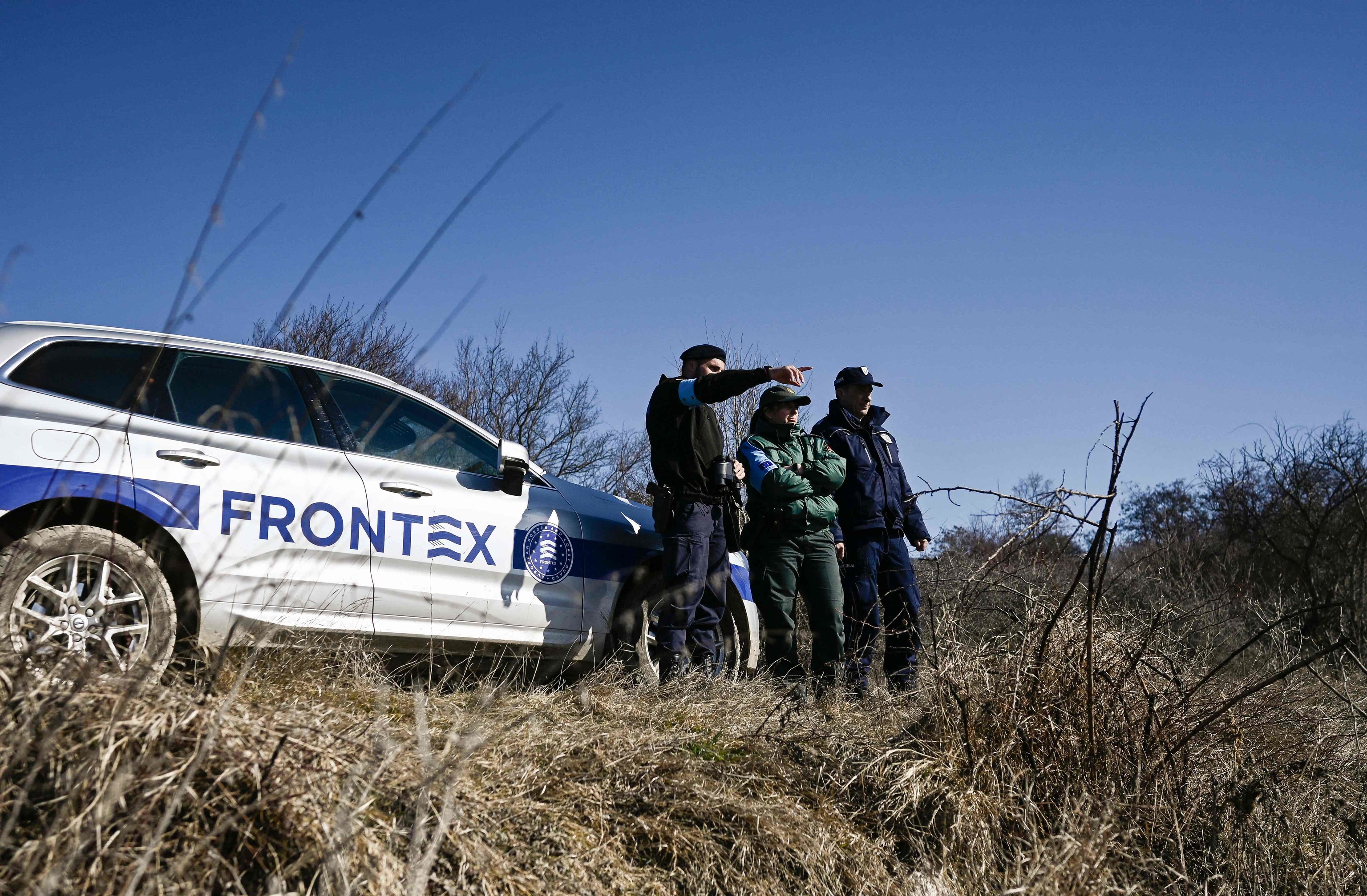 Agentes policiales patrullan la frontera entre Bulgaria y Serbia, este viernes.