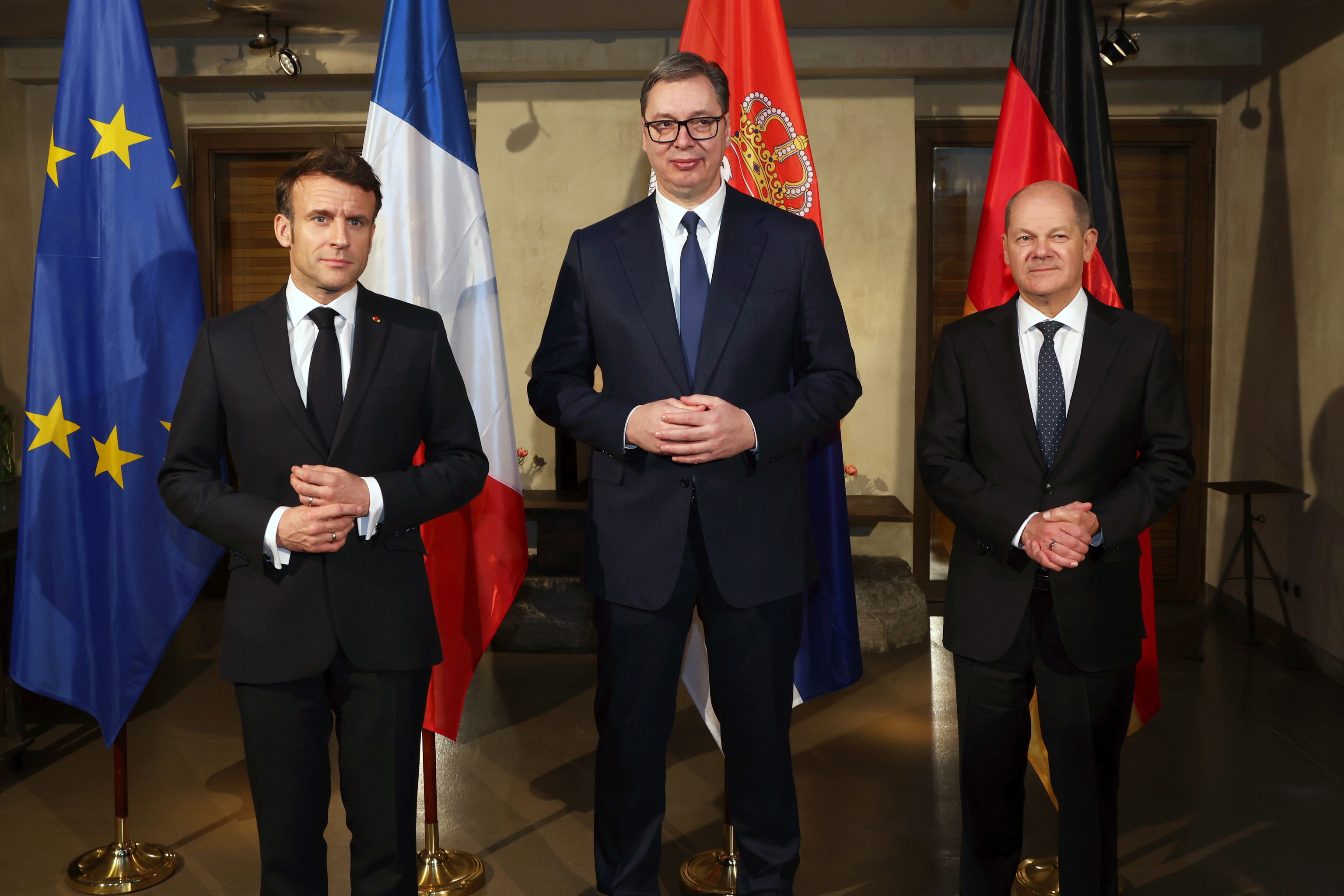 Emmanuel Macron, Aleksandar Vucic y Olaf Scholz, en Múnich, este viernes.