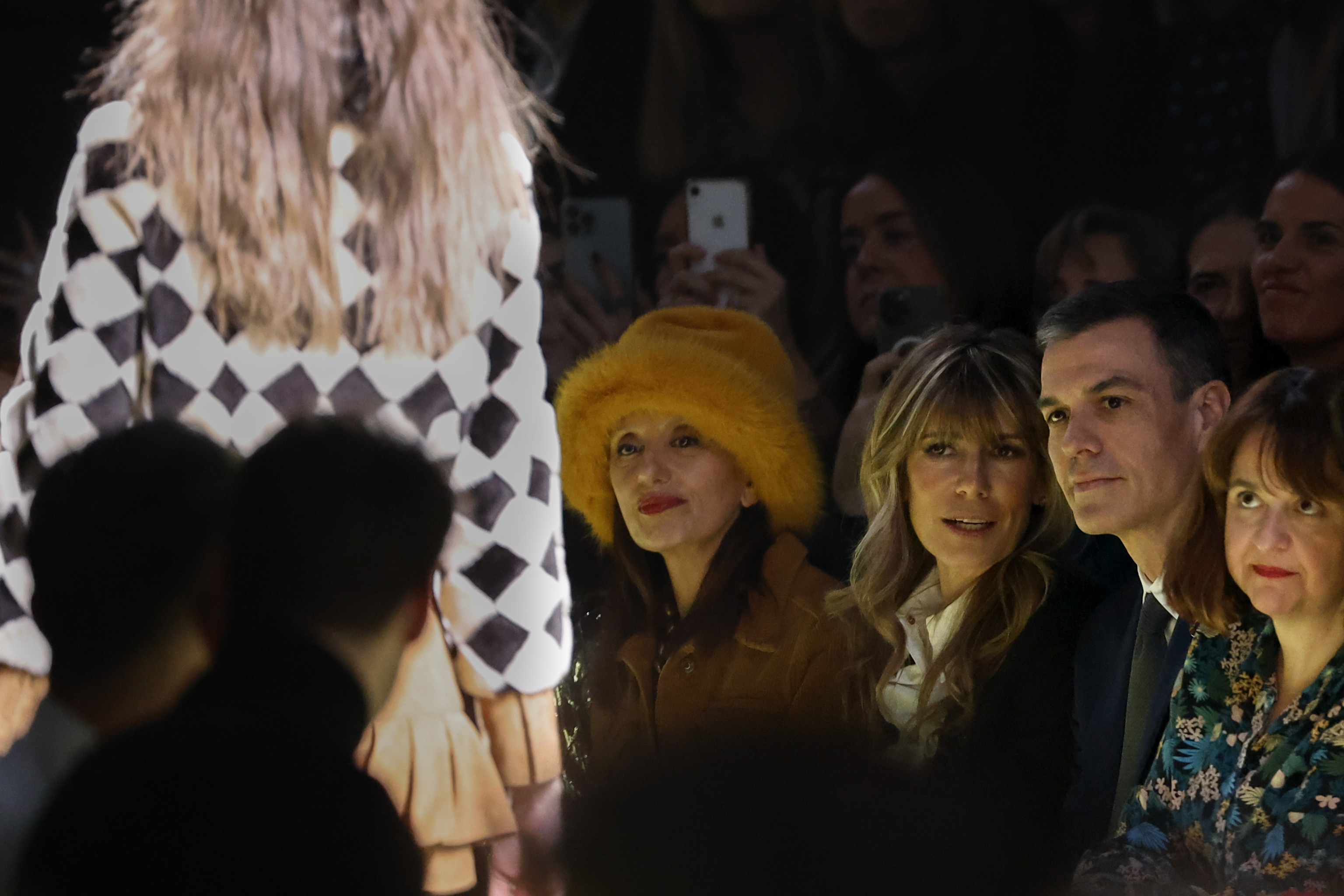 Pedro Sánchez junto a su esposa Begoña Gómez y la cantante Luz Casal, ayer, en la 77 edición de la pasarela Mercedes-Benz Fashion Week Madrid.