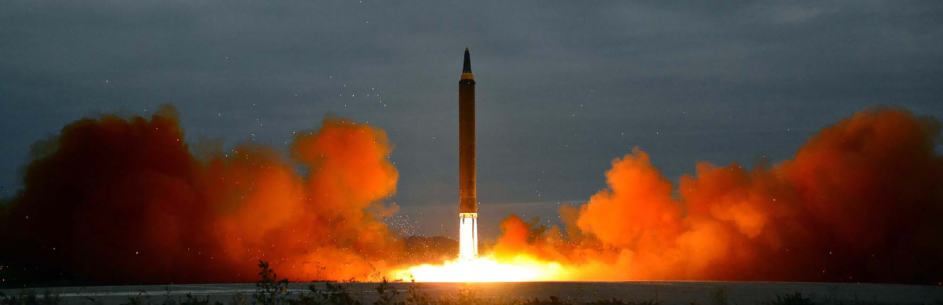 Lanzamiento de un misil balstico desde un lugar indeterminado de Corea del Norte.