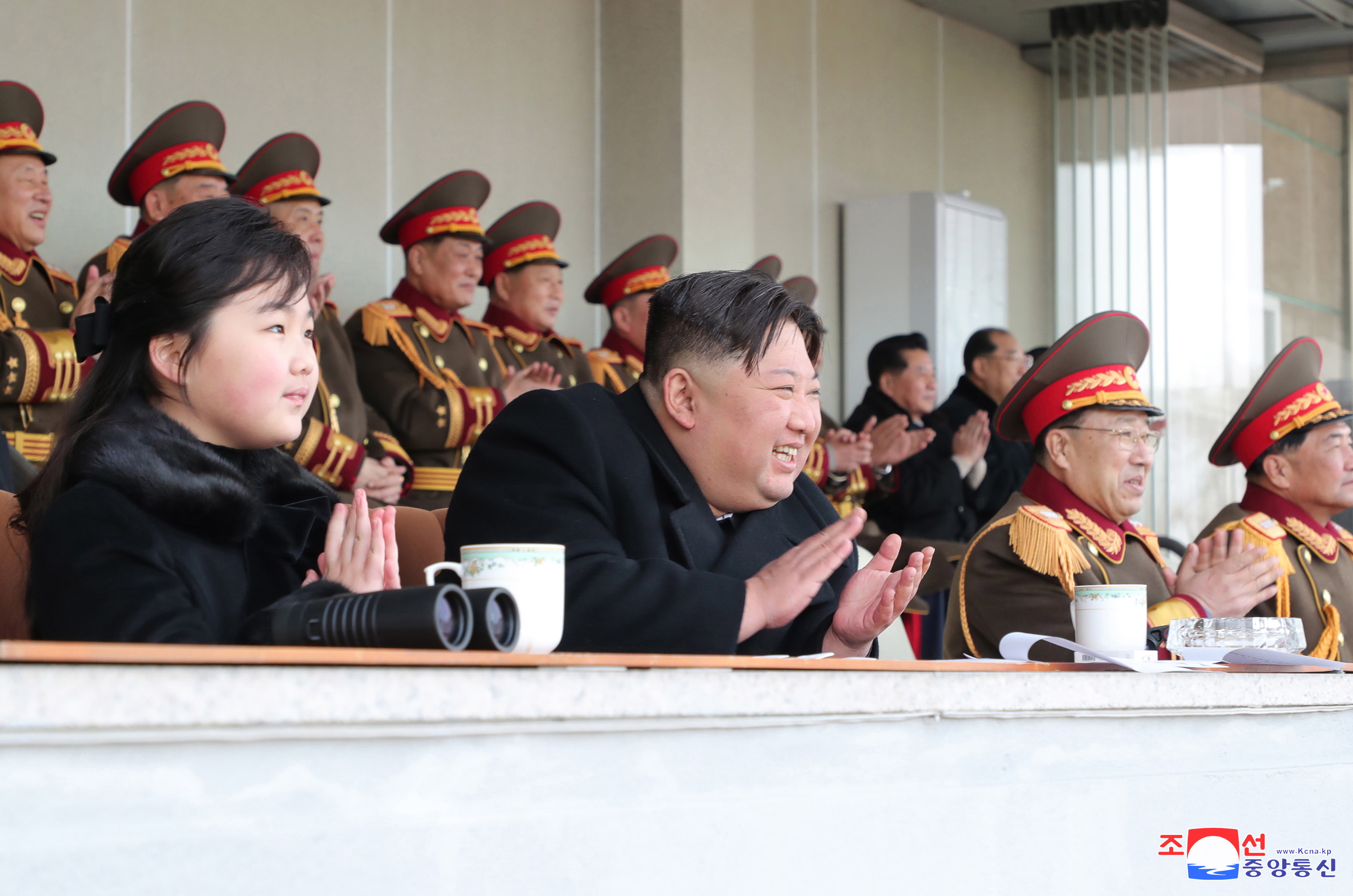 Kim Jong-un viendo un partido de ftbol con su hija.