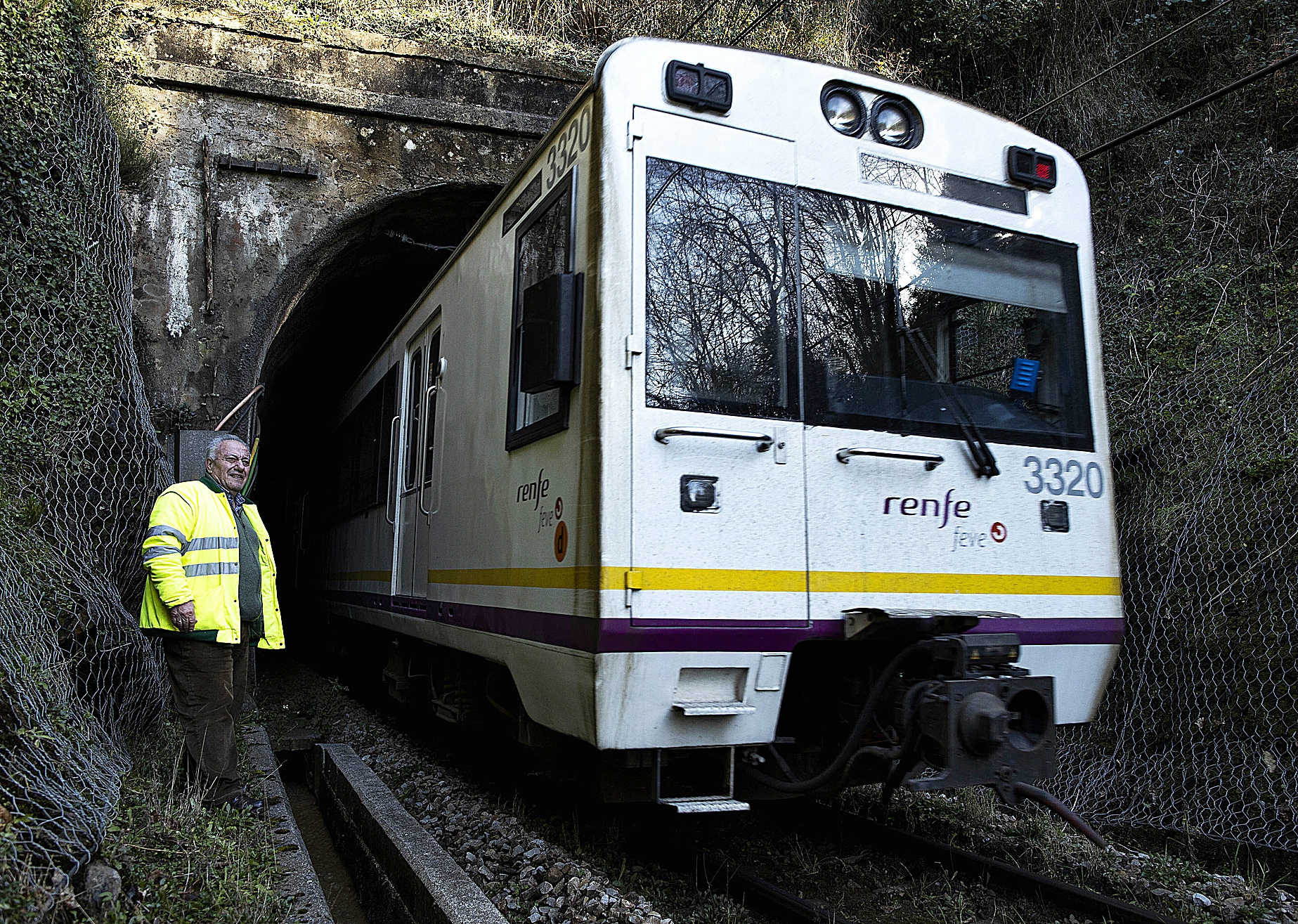 Uno de los trenes que circulan por la red entre Cantabria y Asturias.
