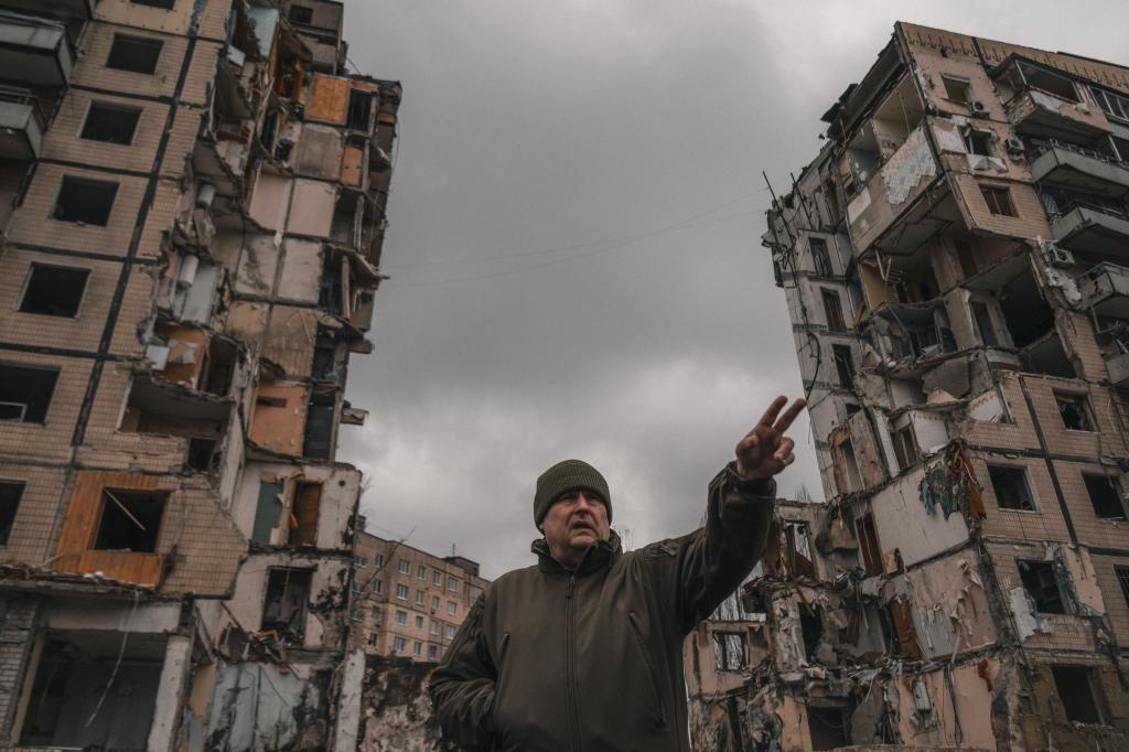 El alcalde de Dnipro, ante el edificio atacado por los rusos en el que murieron 46 civiles..