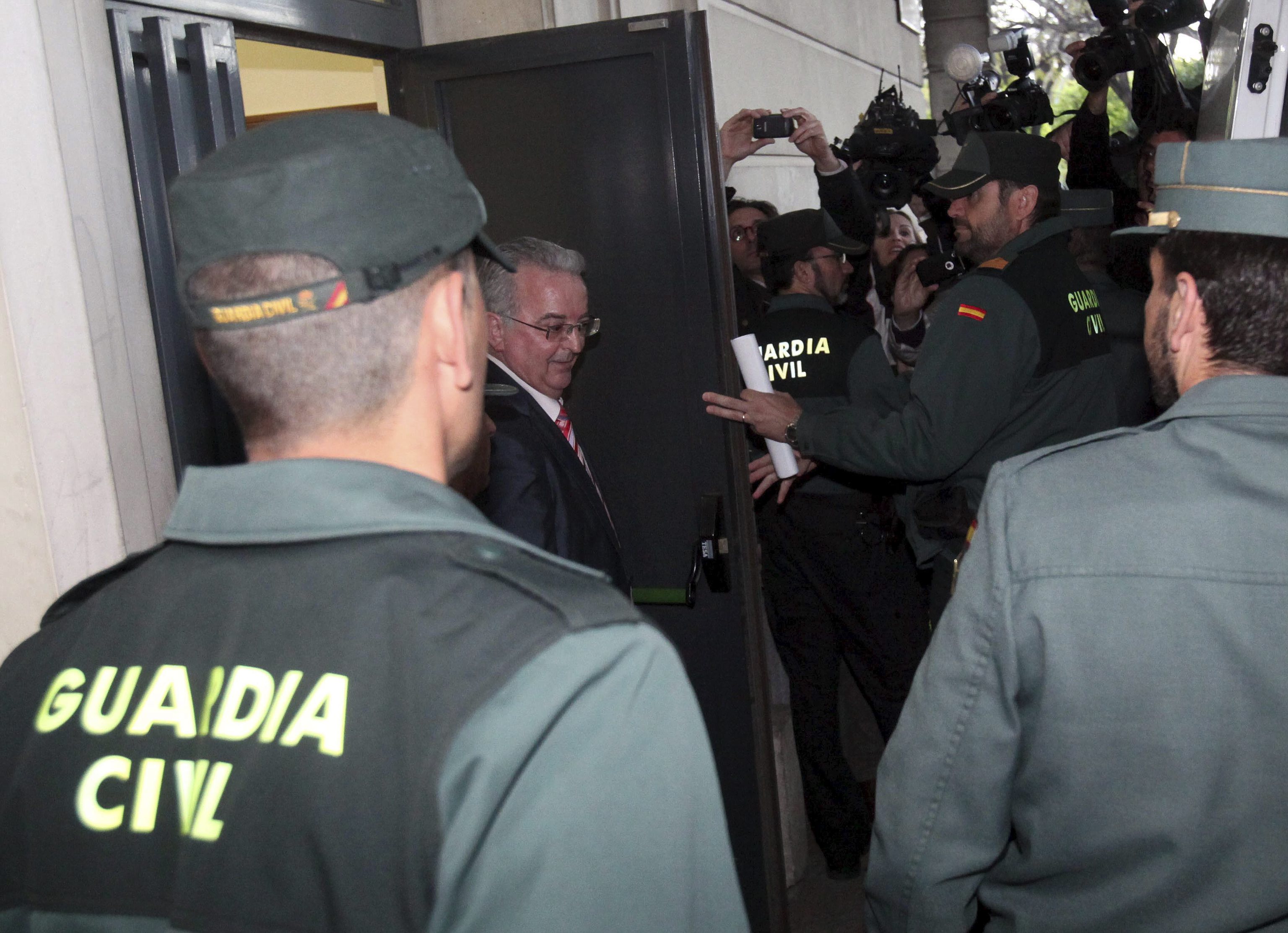 El ex consejero de Empleo Antonio Fernndez, el 24 de abril de 2012, camino de la crcel, tras declarar por la trama de los ERE en los juzgados de Sevilla.
