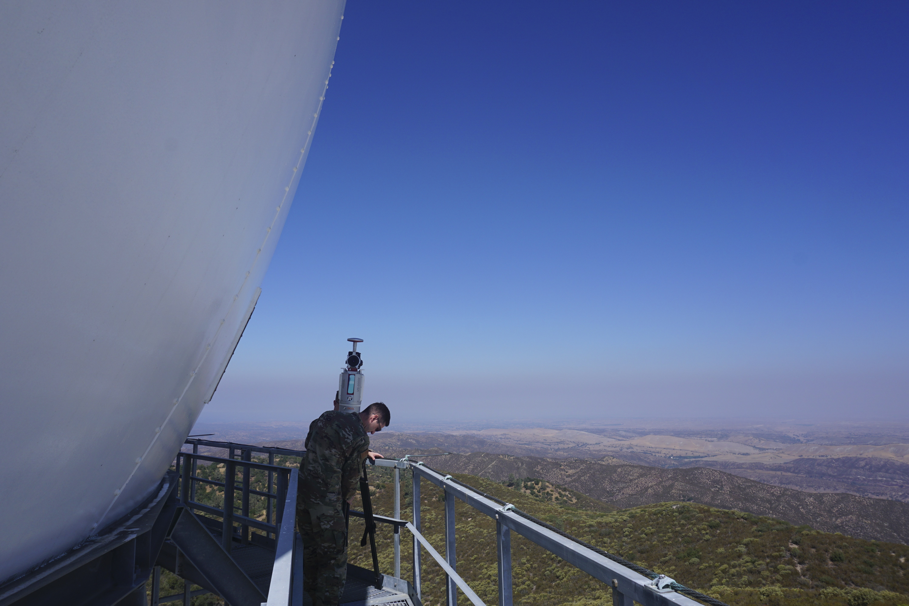 Militares de EEUU operan el radar de Paso Robles (California).