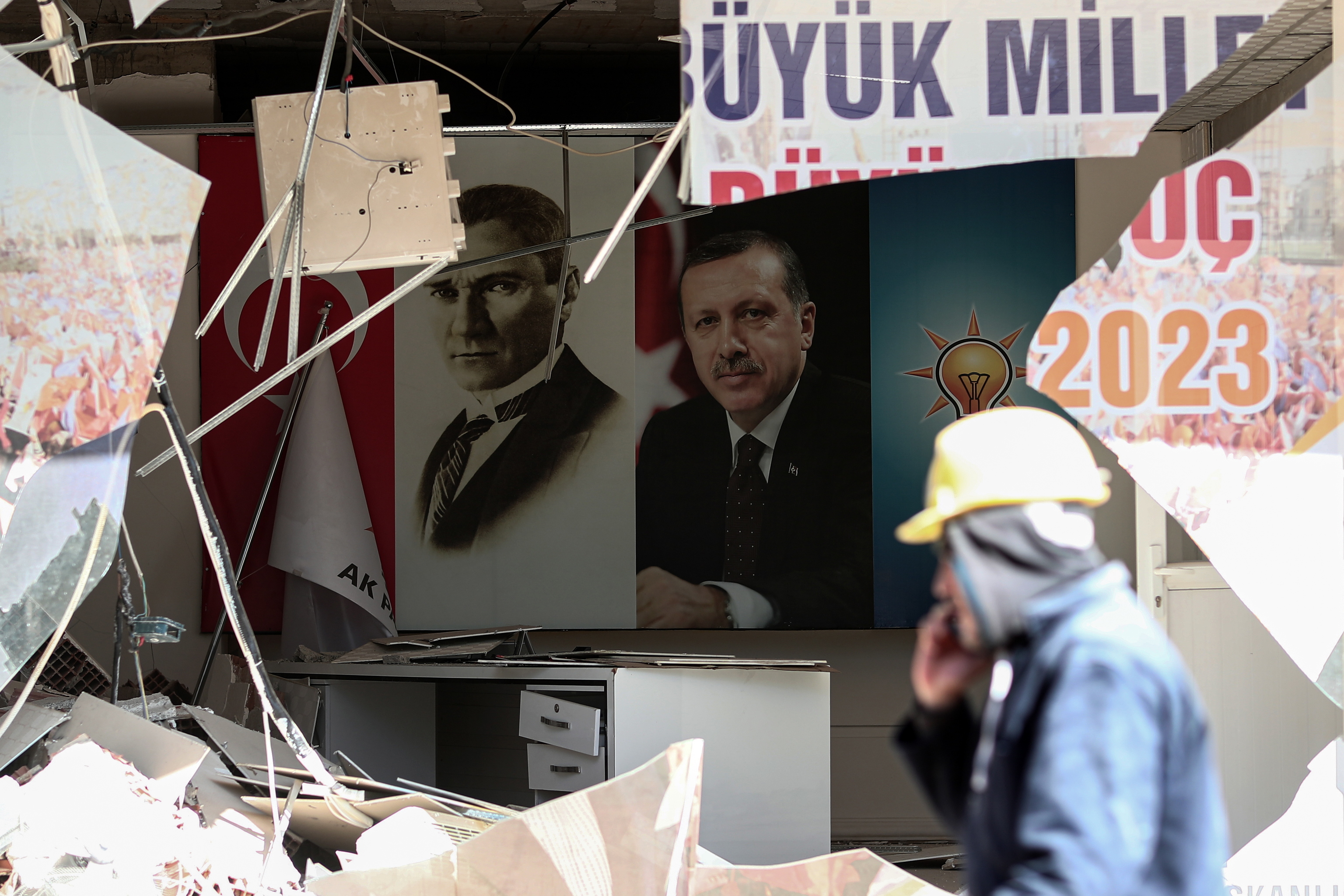 Un retrato de Erdogan en un edificio derrumbado por el terremoto de Gazantep. EFE/SEDAT SUNA