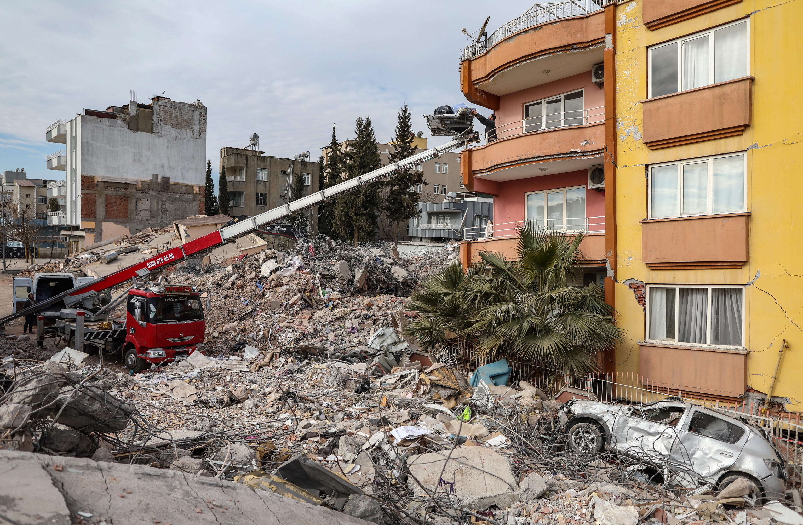 Un equipo de rescate entre los escombros de una localidad turca.