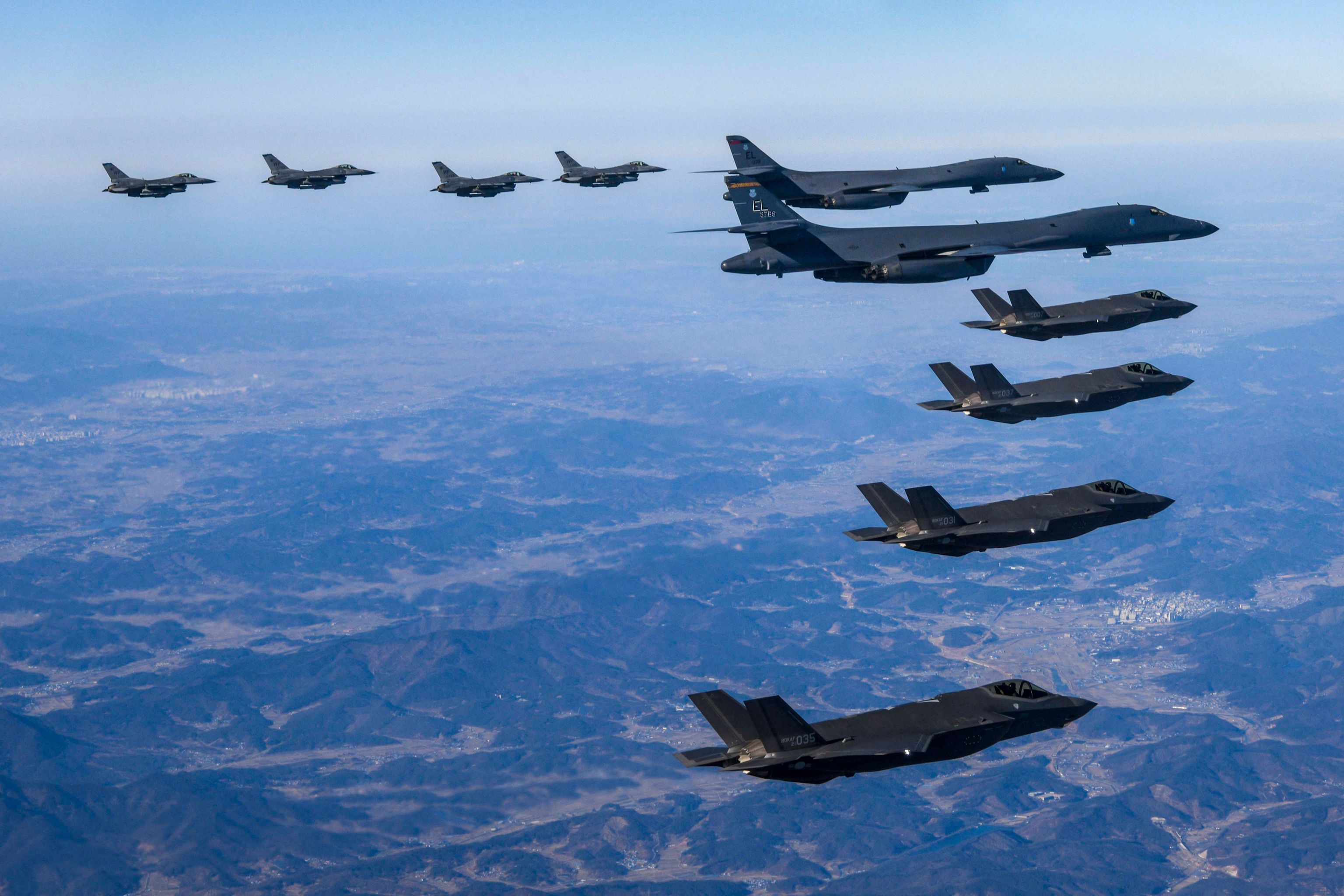 Bombarderos estadounidenses y cazas surcoreanas sobrevuelan Corea del Sur.
