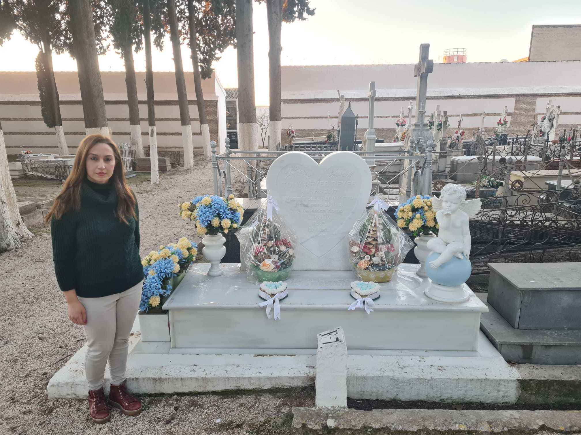 Felisa Reyes, en el cementerio de Lucena (Crdoba) ante la tumba del beb que perdi por la negligencia de Ginecologa del Hospital Infanta Margarita de Cabra