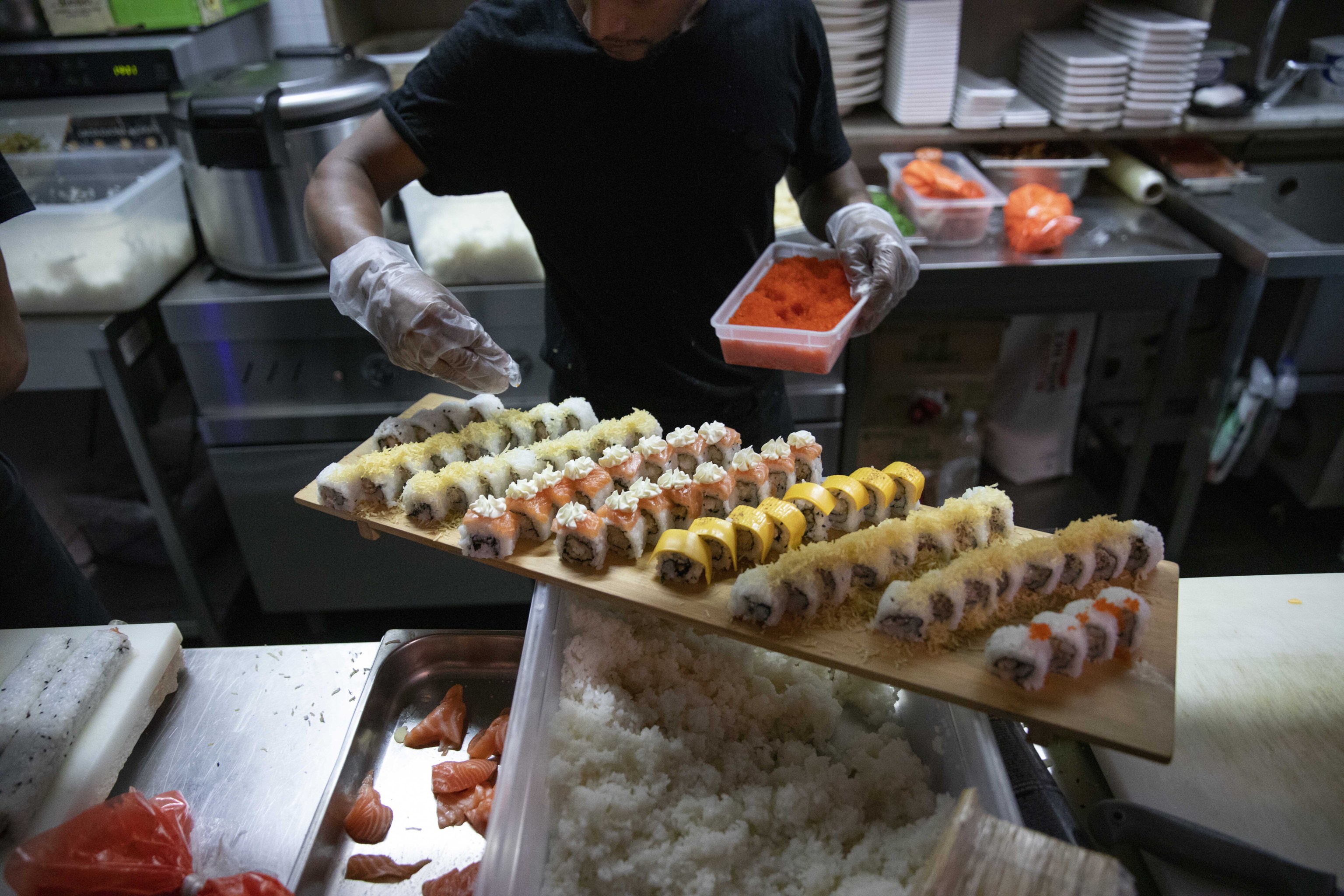 Un trabajador prepara sushi en un restaurante de Palermo.