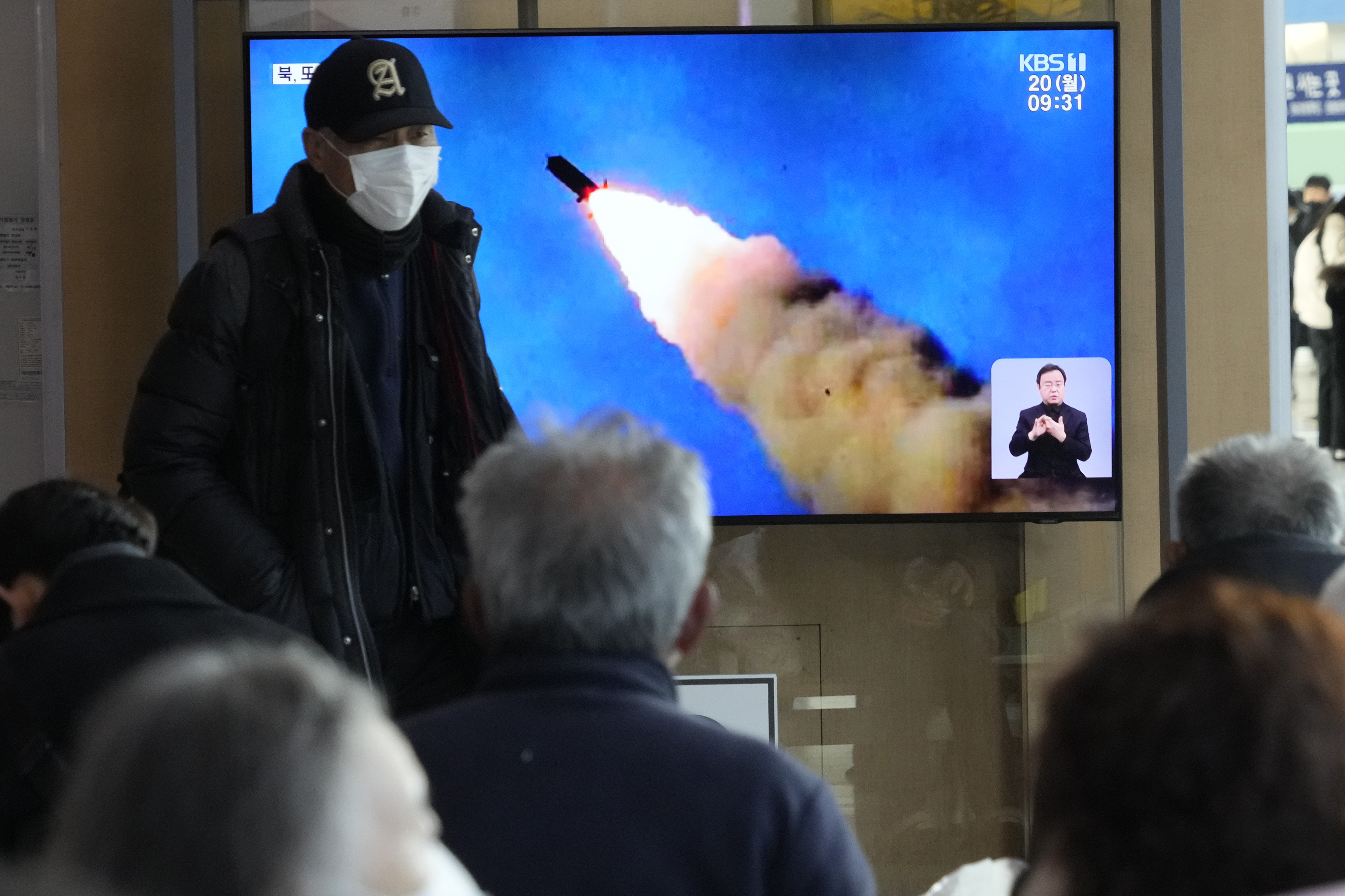 Una pantalla de televisin muestra una imagen de archivo del lanzamiento de misiles de Corea del Norte