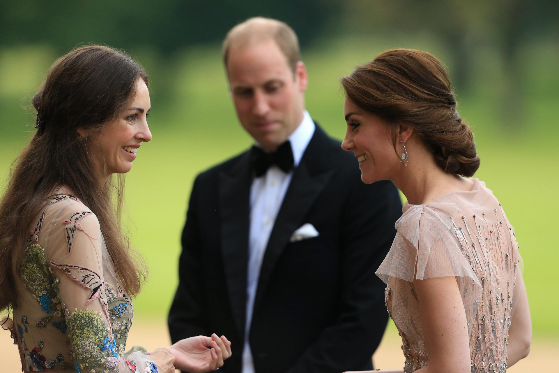 El pr�ncipe Guillermo entre su supuesta amante Rose Hanbury (i) y su esposa, Kate Middleton.