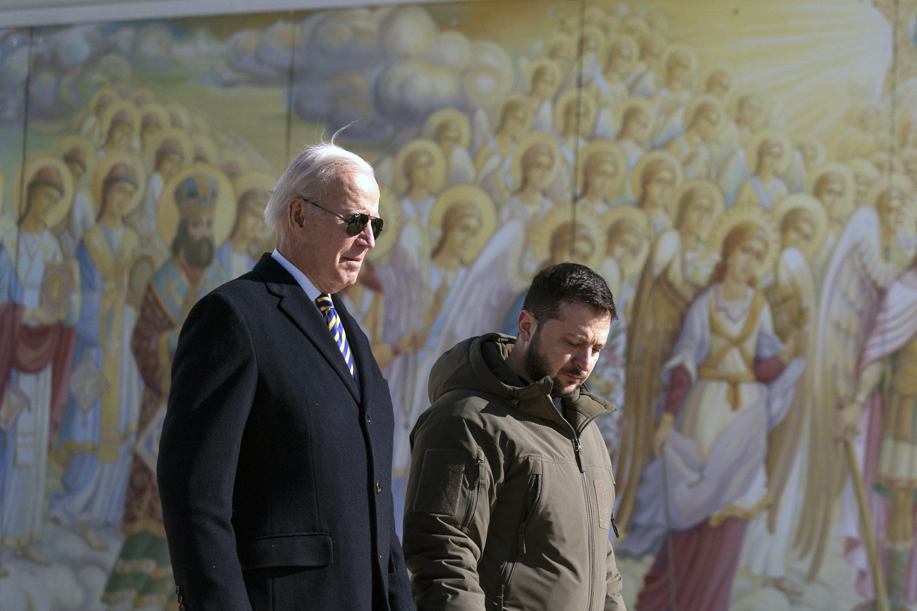 Biden y Zelenski caminan juntos en la catedral de San Miguel de Kiev.