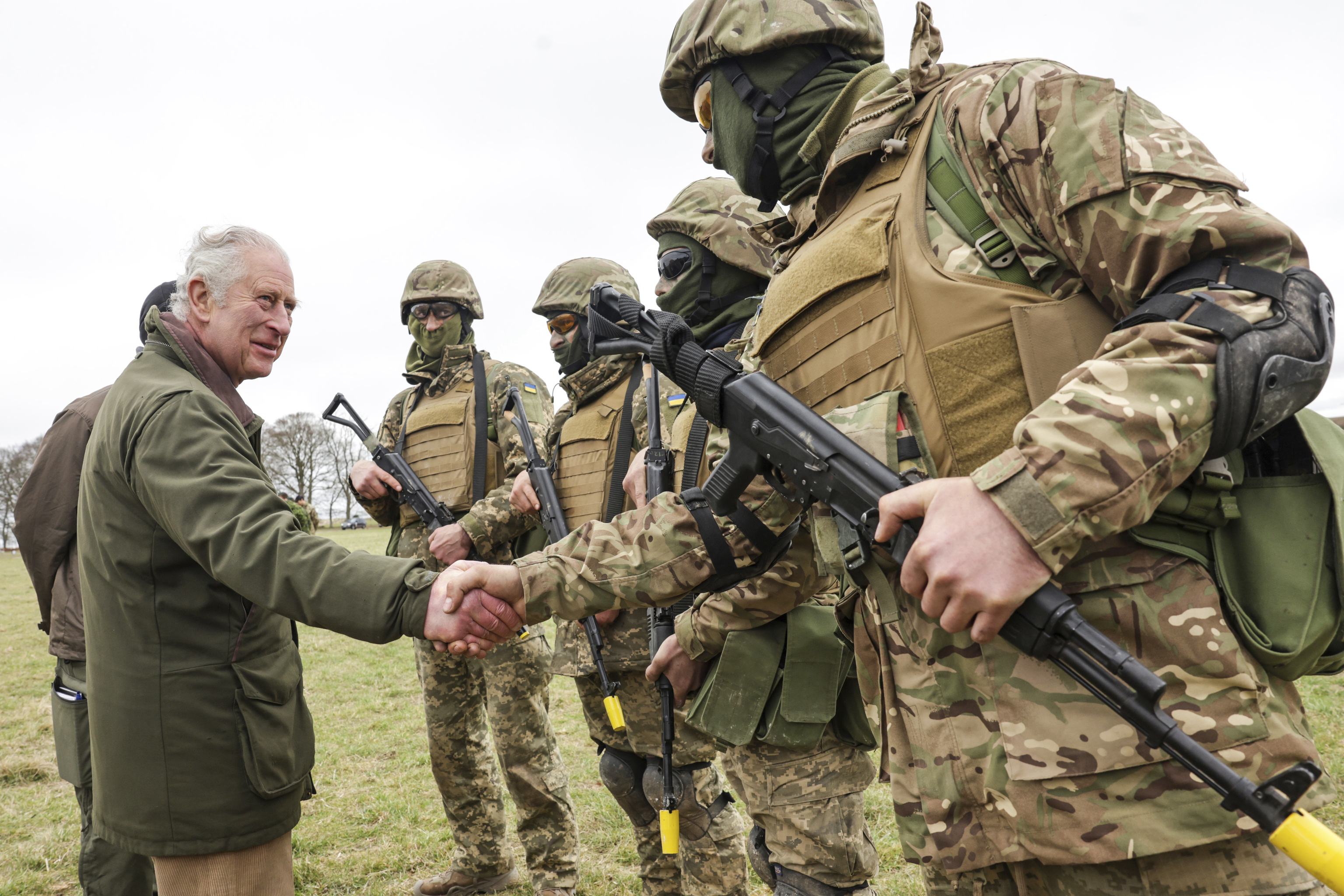 Carlos III saluda a varios soldados ucranianos que se forman en Reino Unido.