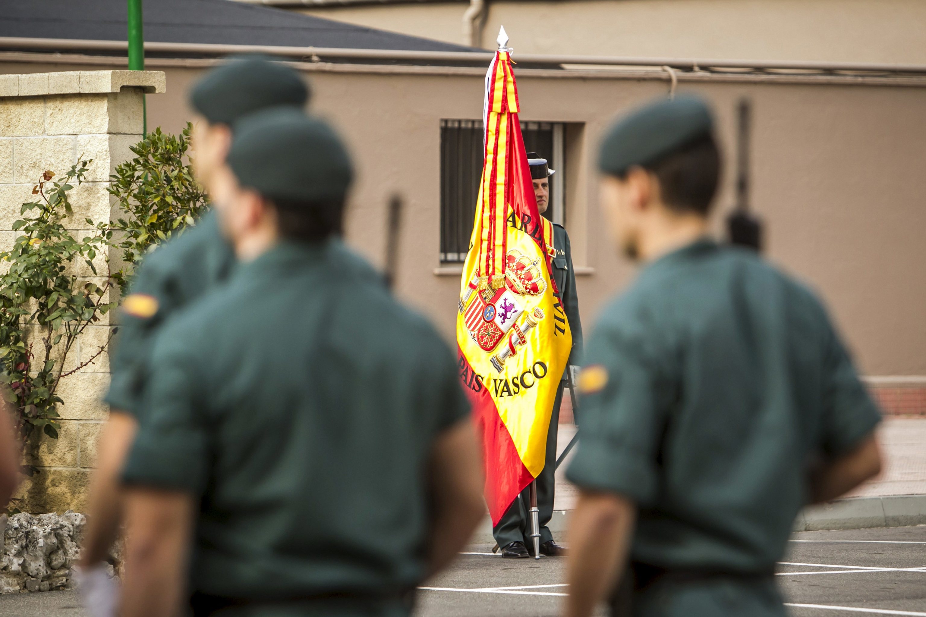 Agentes de la Guardia Civil participan en un acto oficial ante la bandera de Espaa de la agrupacin del Pas Vasco.