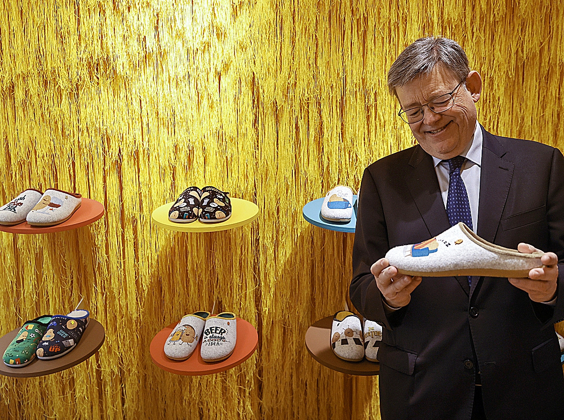 El presidente valenciano, Ximo Puig, en la feria del calzado de Miln, este lunes.