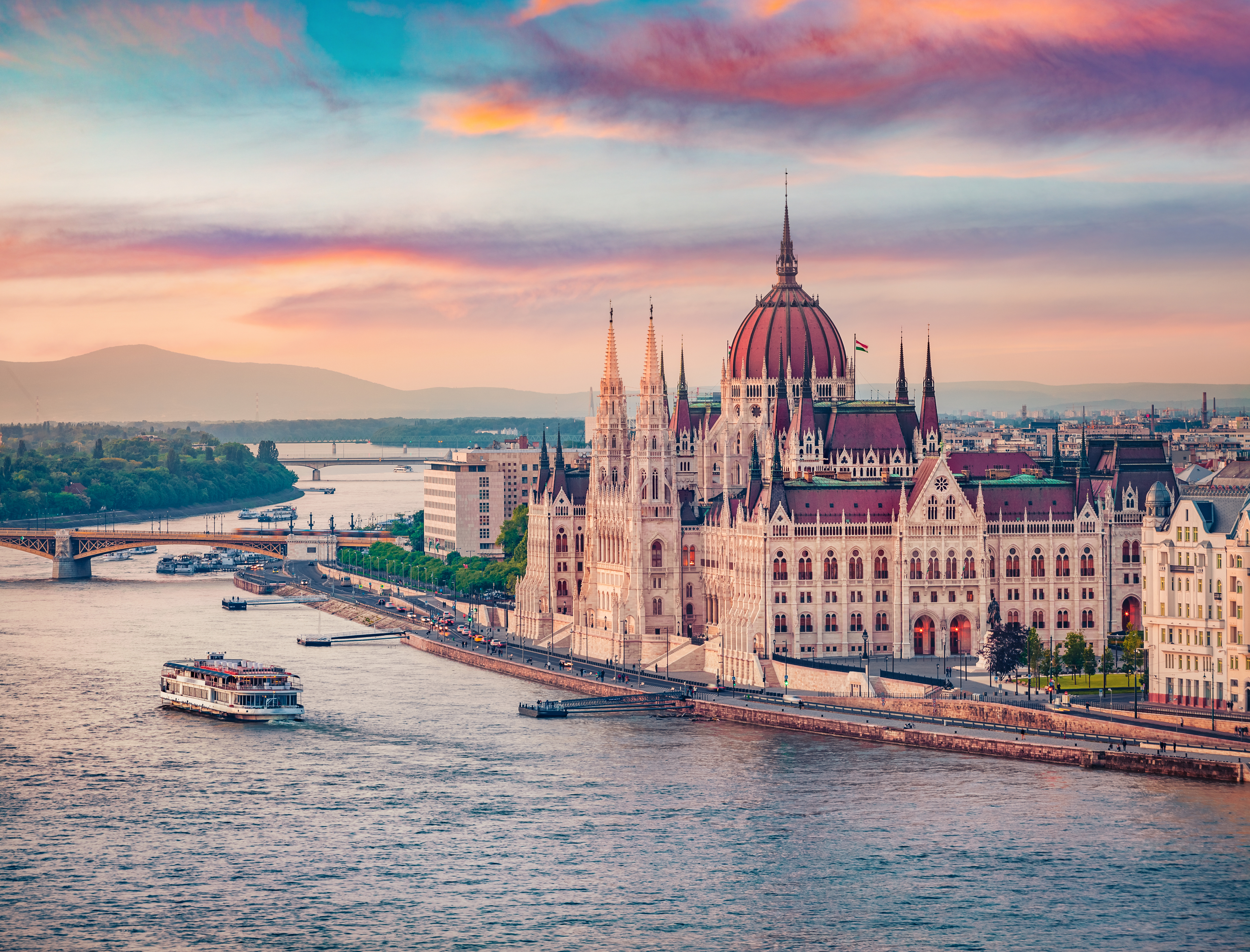 El Parlamento de Budapest, desde el Danubio.