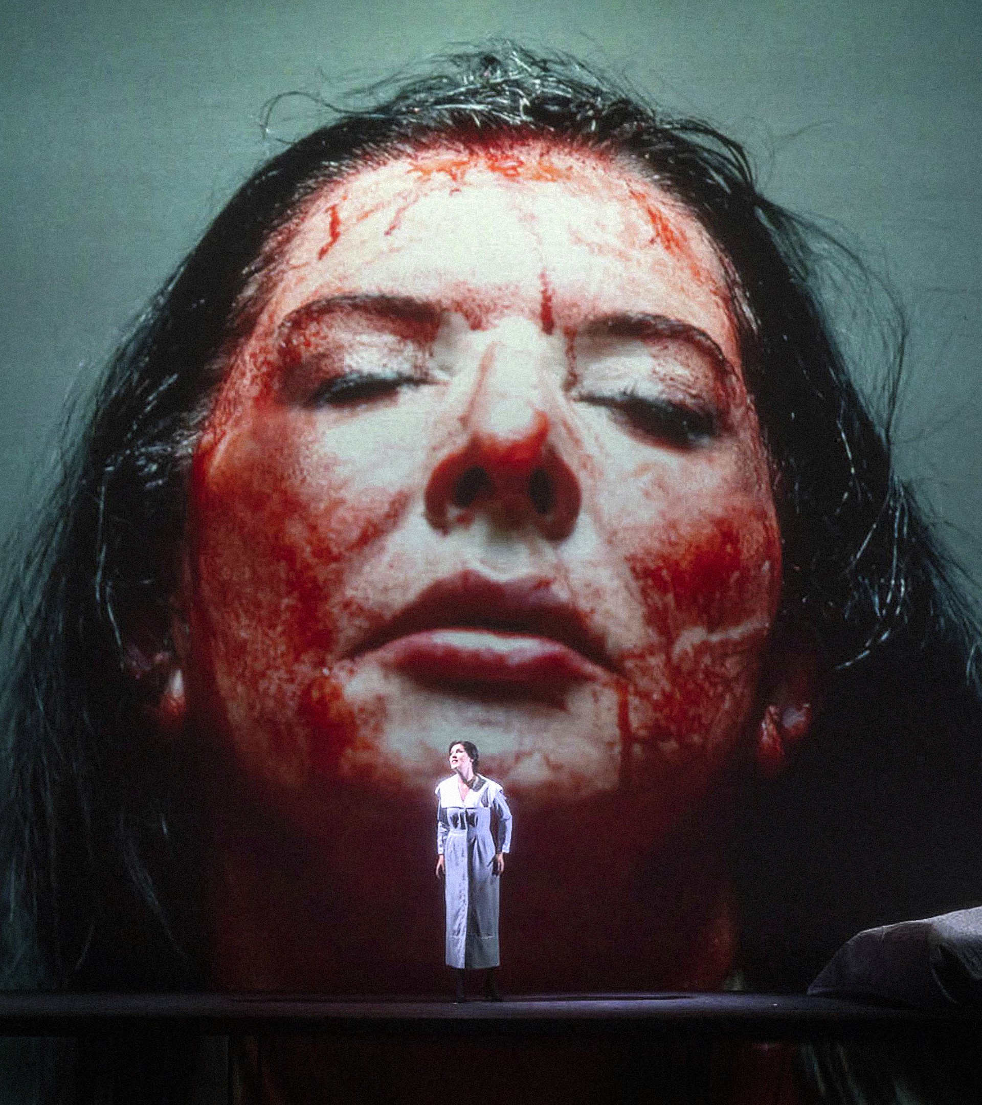 Proyectada en la pantalla,  Marina Abramovic interpreta uno de los sacrificios de 'Las siete muertes de Maria Callas".