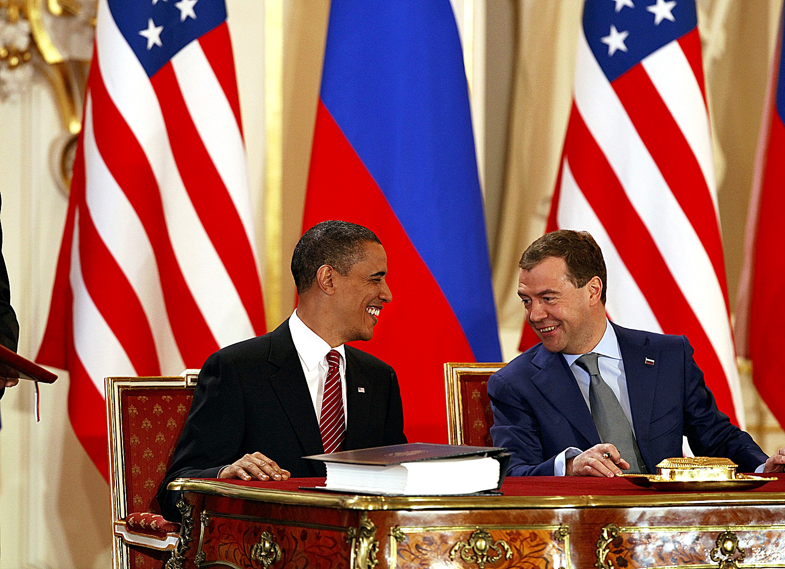 Barack Obama y Dimitri Medvedev, en la firma del Nuevo Tratado Start en 2010, en Praga.