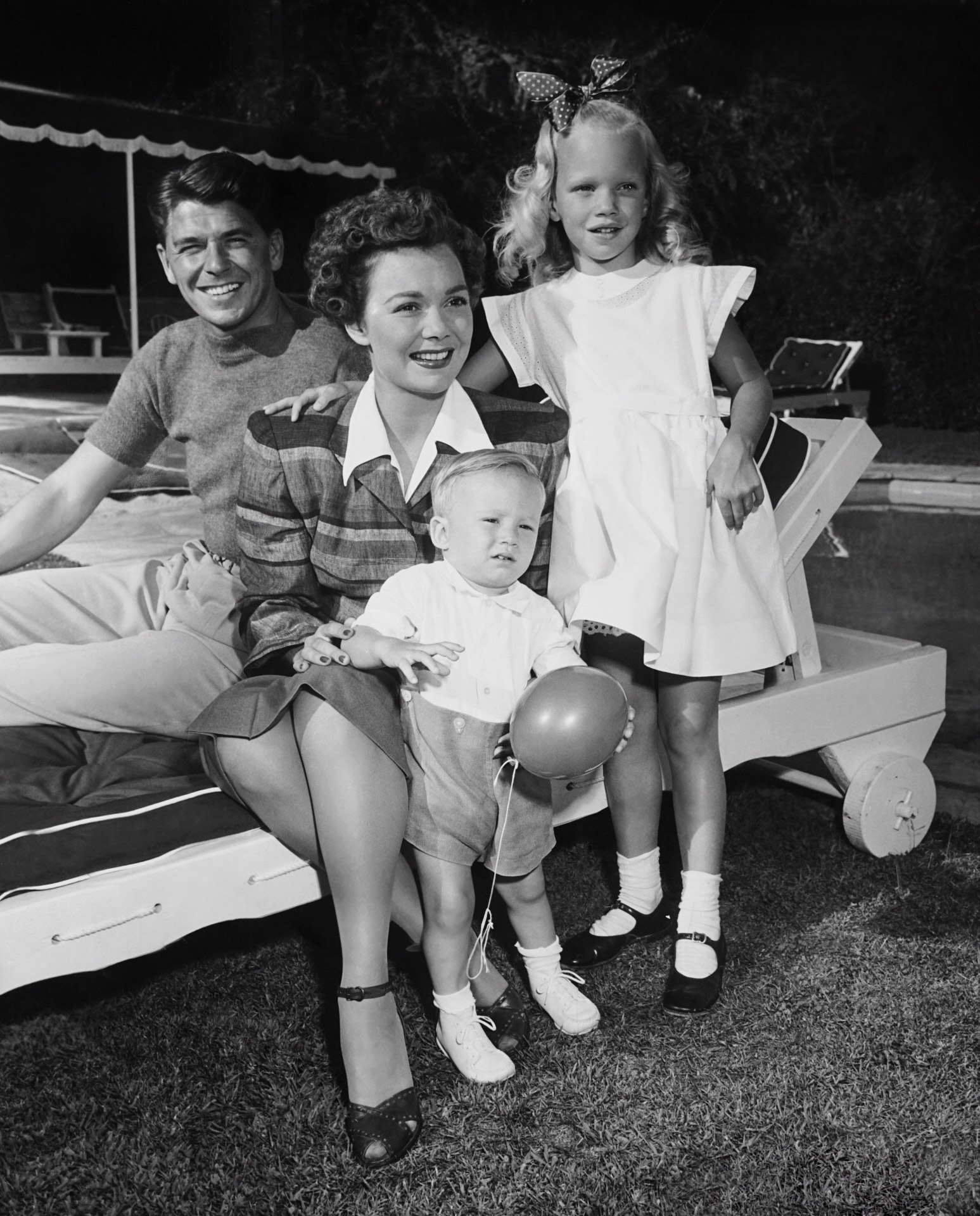 Reagan y Jane Wyman (Angela Channig) y sus dos hijos Michael y Maureen (que falleci en 2001).
