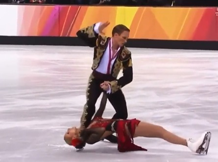 Kostomarov, durante su ejercicio con Tatiana Navka en los Juegos de Turn.