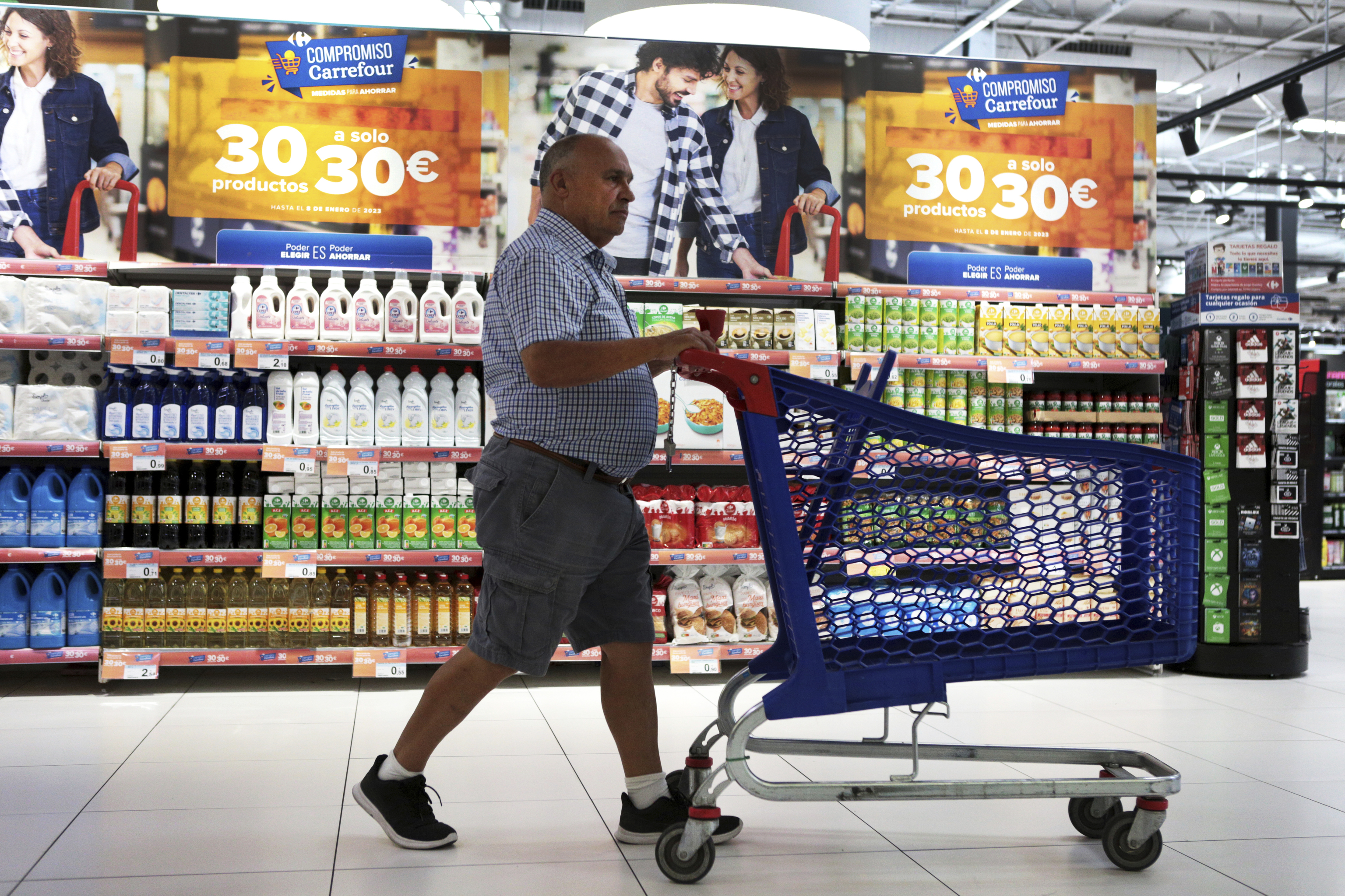 Un cliente pasea por un supermercado de la cadena Carrefour en Madrid.