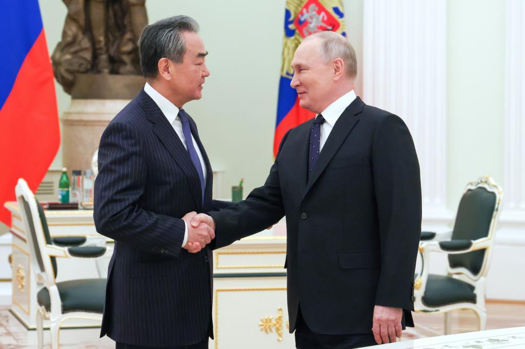 Wang Yi y Putin, este mircoles en el Kremlin.