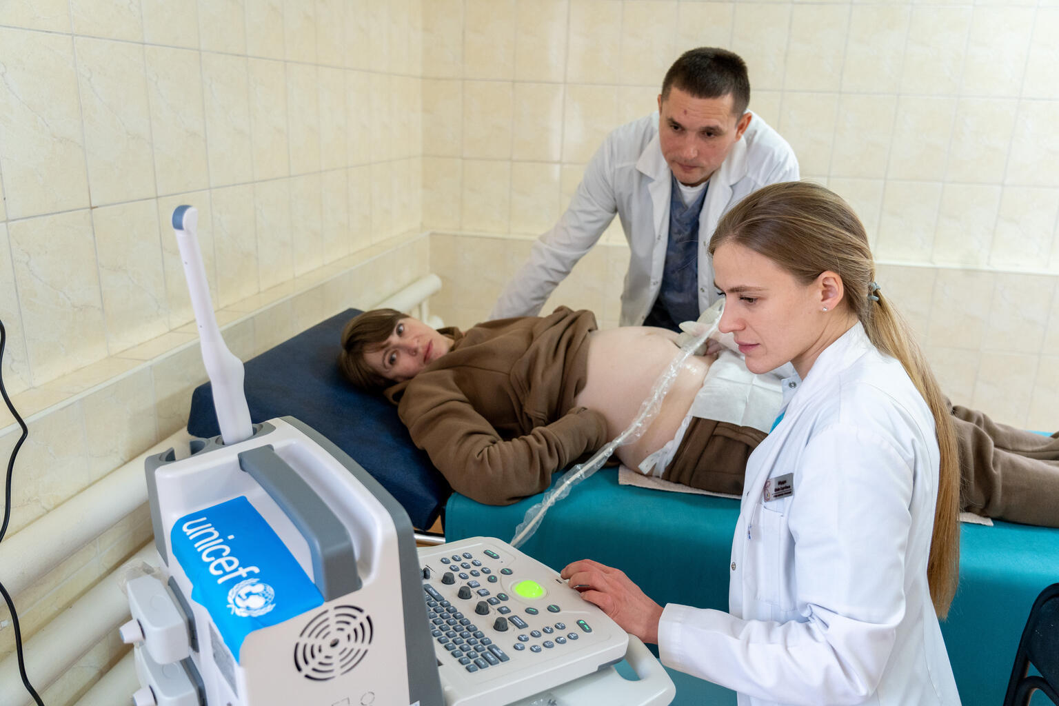 Yulia Mudra, obstetra, examina a su paciente Maria en el Hospital Clnico Multidisciplinar Brovary, cerca de Kiev..
